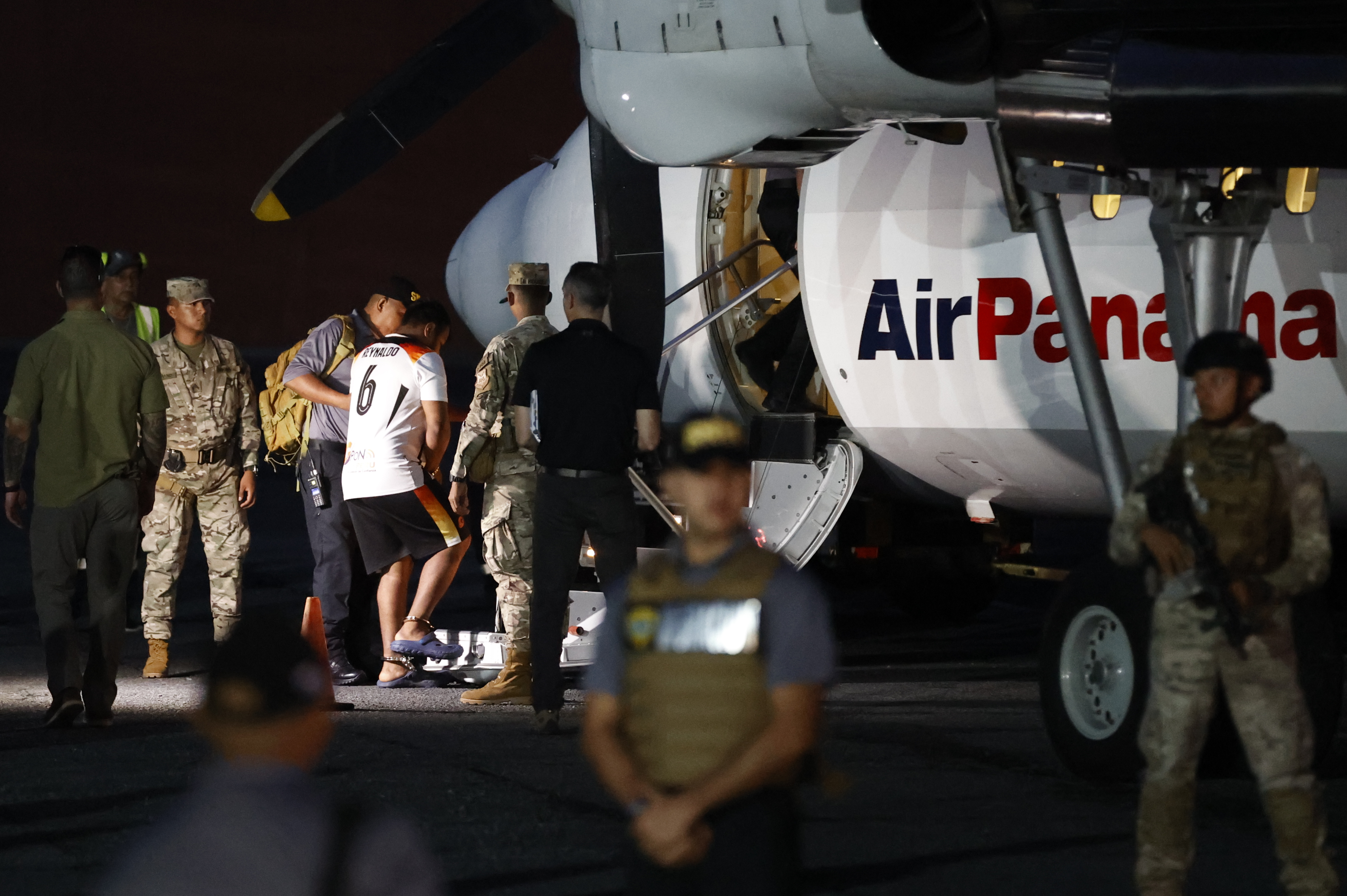 Primer vuelo de migrantes deportados, financiado por EE. UU., sale de Panamá