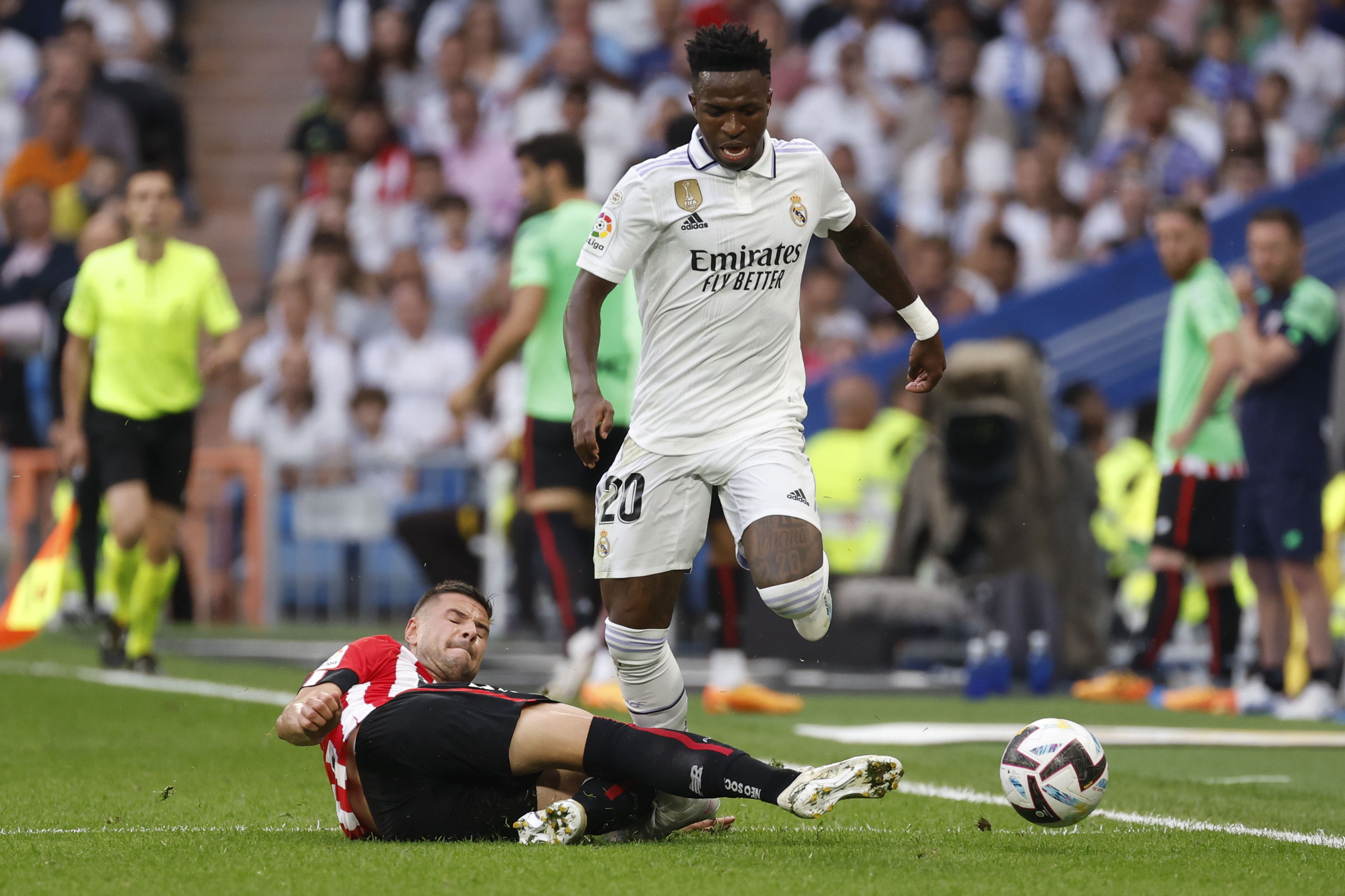 MADRID, 04/06/2023.- El delantero brasileño del Real Madrid, Vinicius Jr. (d), cae ante la entrada del defensa del Athletic Club, Guruzeta, durante el partido de la última jornada de Liga que el Real Madrid y el Athletic Club de Bilbao disputan este domingo en el estadio Santiago Bernabéu. EFE/ Daniel González.