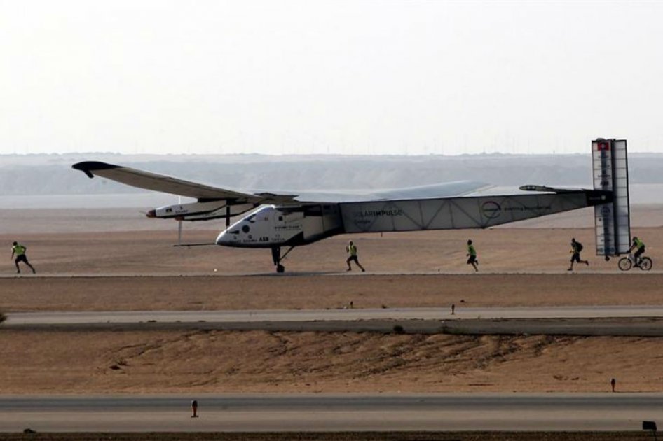 Avión solar hace su última escala en El Cairo antes de completar la vuelta al mundo