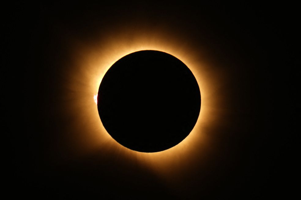 Este es un fenómeno que ocurre ocasionalmente, pues la Luna no orbita en el mismo plano exacto que el Sol y la Tierra, explica la Nasa.