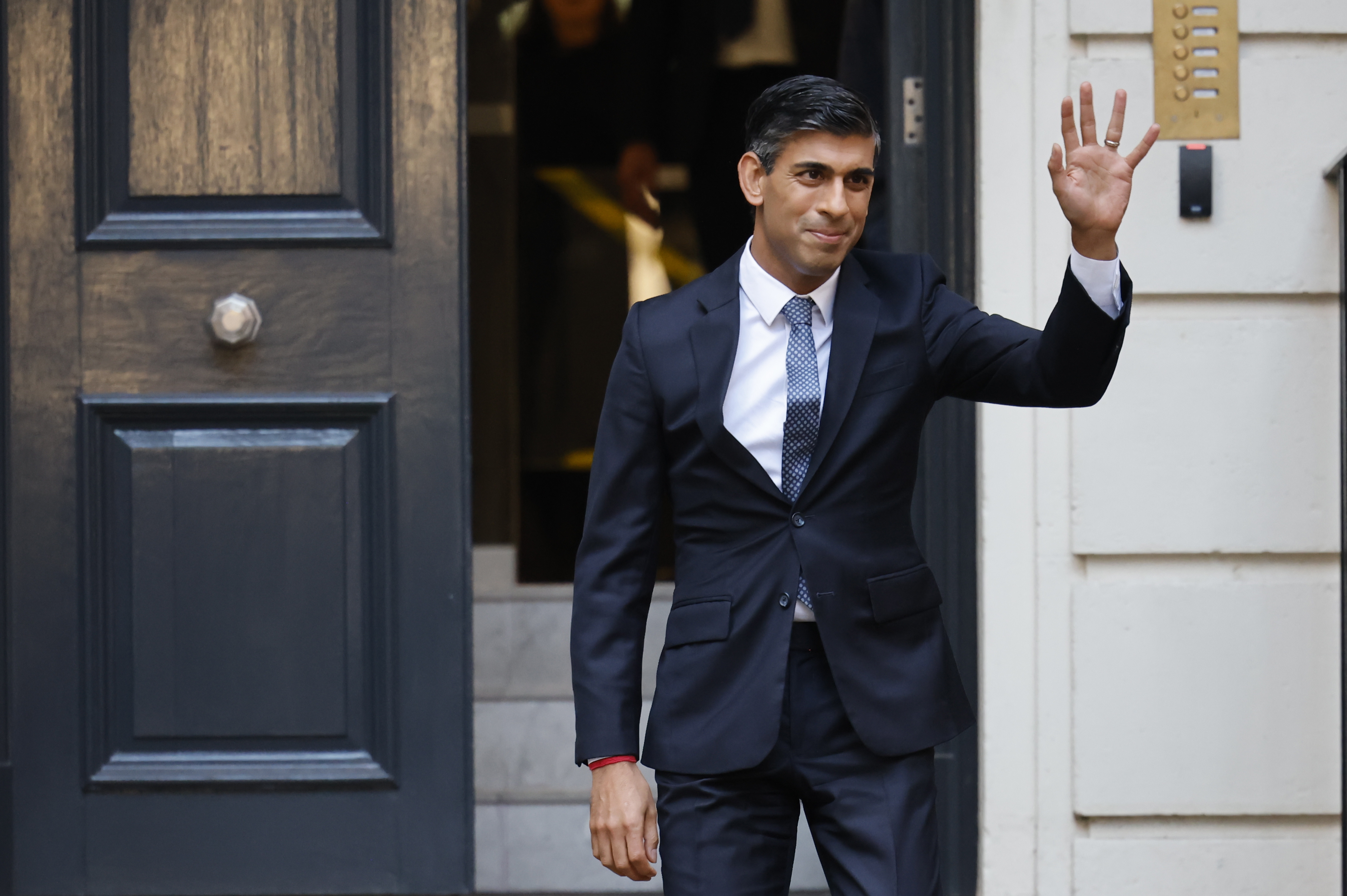London (United Kingdom), 24/10/2022.- Former British Chancellor of the Exchequer Rishi Sunak leaves the Conservative Central Office after it was announced by the Chair of the 1922 Committee that he will become the new leader of the Conservative Party in London, Britain, 24 October 2022. Sunak will succeed Liz Truss as prime minister, after rival candidate Mordaunt withdrew from the party leadership contest. (Reino Unido, Londres) EFE/EPA/TOLGA AKMEN