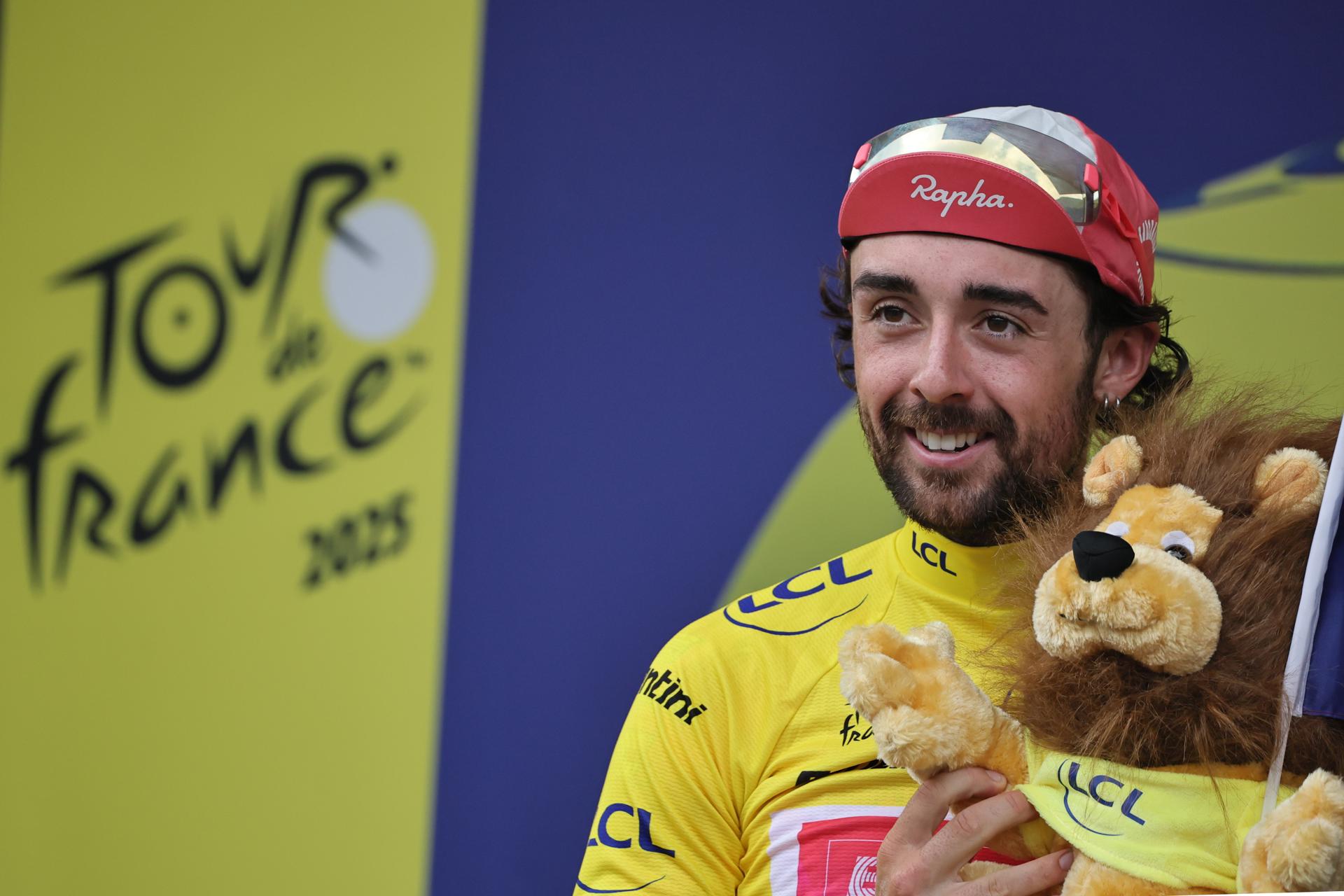 (France), 14/07/2025.- Irish rider Ben Healy of EF Education - EasyPost team celebrates on the podium with the Yellow leader jersey during the 10th stage of the Tour de France cycling race over 165.3km from Ennezat to Le Mont Dore Puy de Sancy, France, 14 July 2025. (Ciclismo, Francia) EFE/EPA/Christophe Petit Tesson