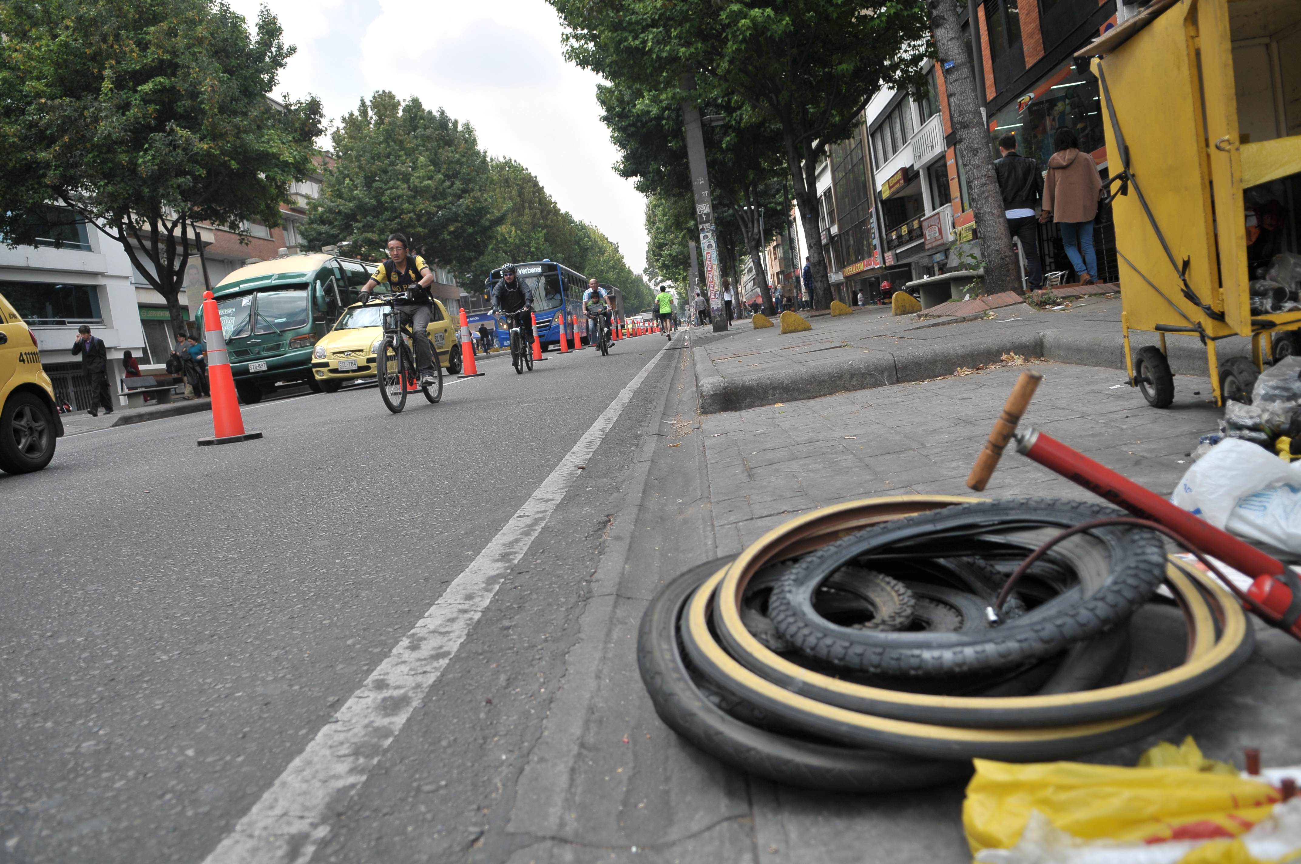 Varios aspectos de las calles de la capital durante el día sin carro