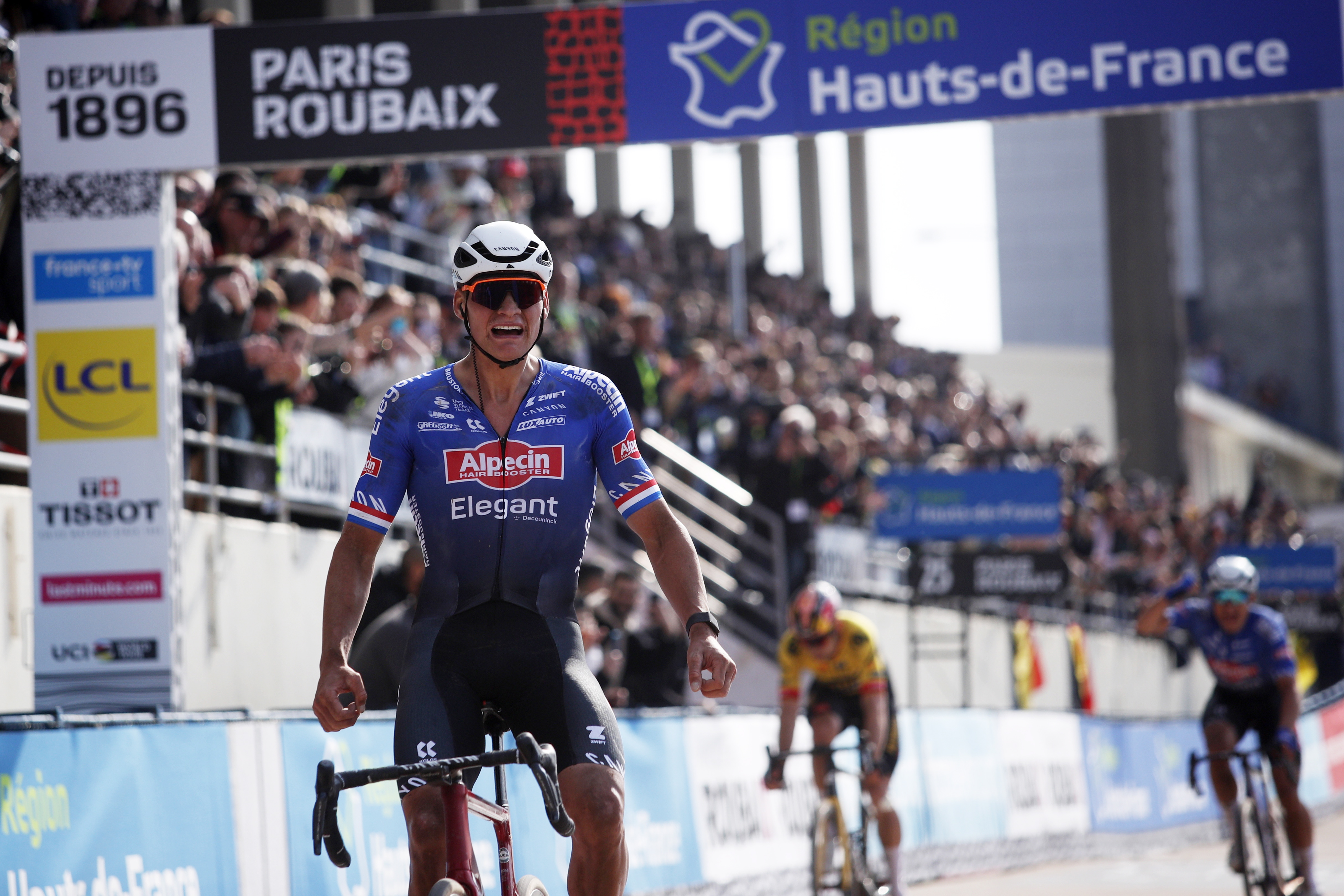 Mathieu van der Poel se coronó en la clásica París-Roubaix 2023