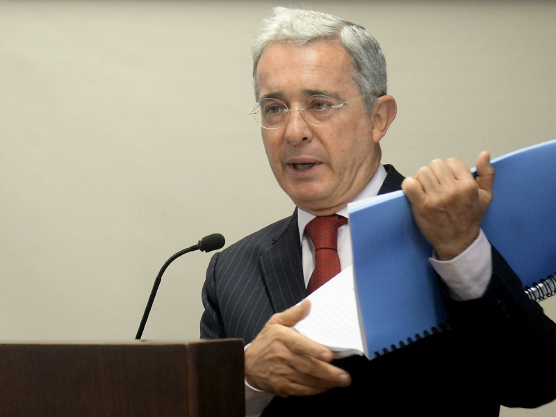 El expresidente Uribe afirma que jamás ha sido protegido por paramilitares y que las acusaciones de Monsalve no corresponden a la realidad. / AFP