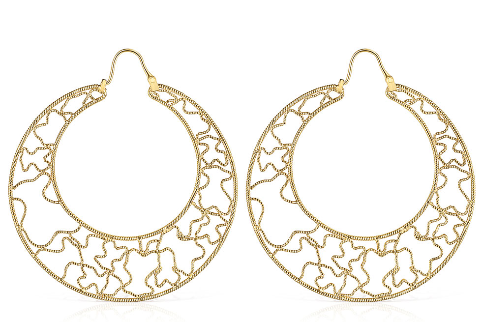 La filigrana es una técnica orfebre que consiste en fabricar hilos muy finos de metal entrelazados y laminados que dan una apariencia de grana, generalmente oro o plata, para conformar elaboradas piezas de joyería que asemejan un encaje. Hoy en día, Mompox es reconocida como una de las 4 ciudades del oro y cuenta con más de 300 joyeros artesanos.