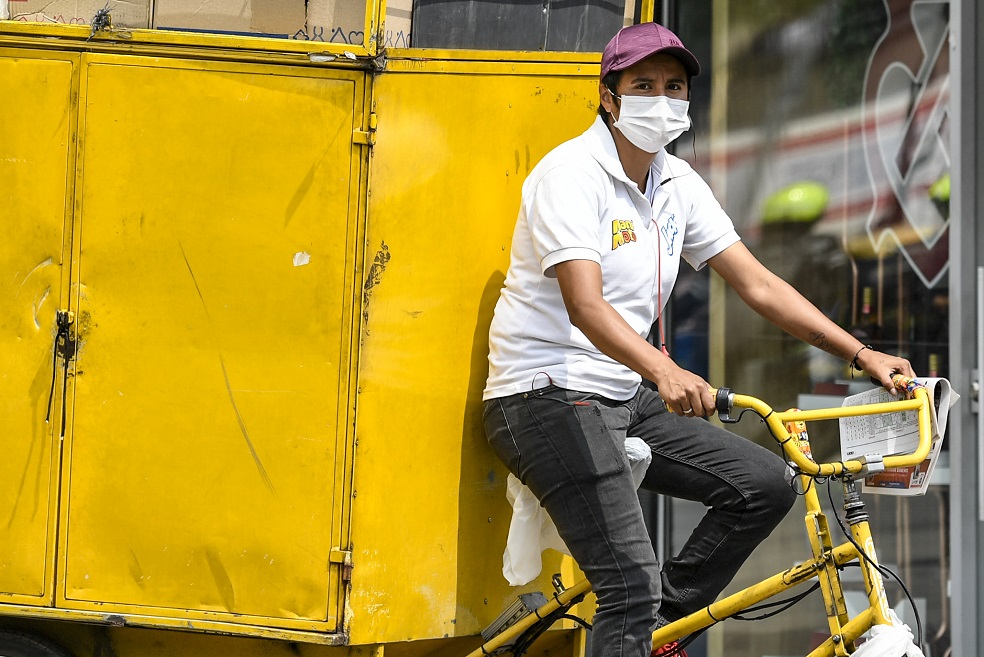 A man uses a face mask as a precautionary measure against the spread of the new coronavirus, COVID-19, in Bogota on March 18, 2020. Colombian President Ivan Duque declared a state of emergency, asking citizens older than 70 to remain indoors. / AFP / Juan BARRETO