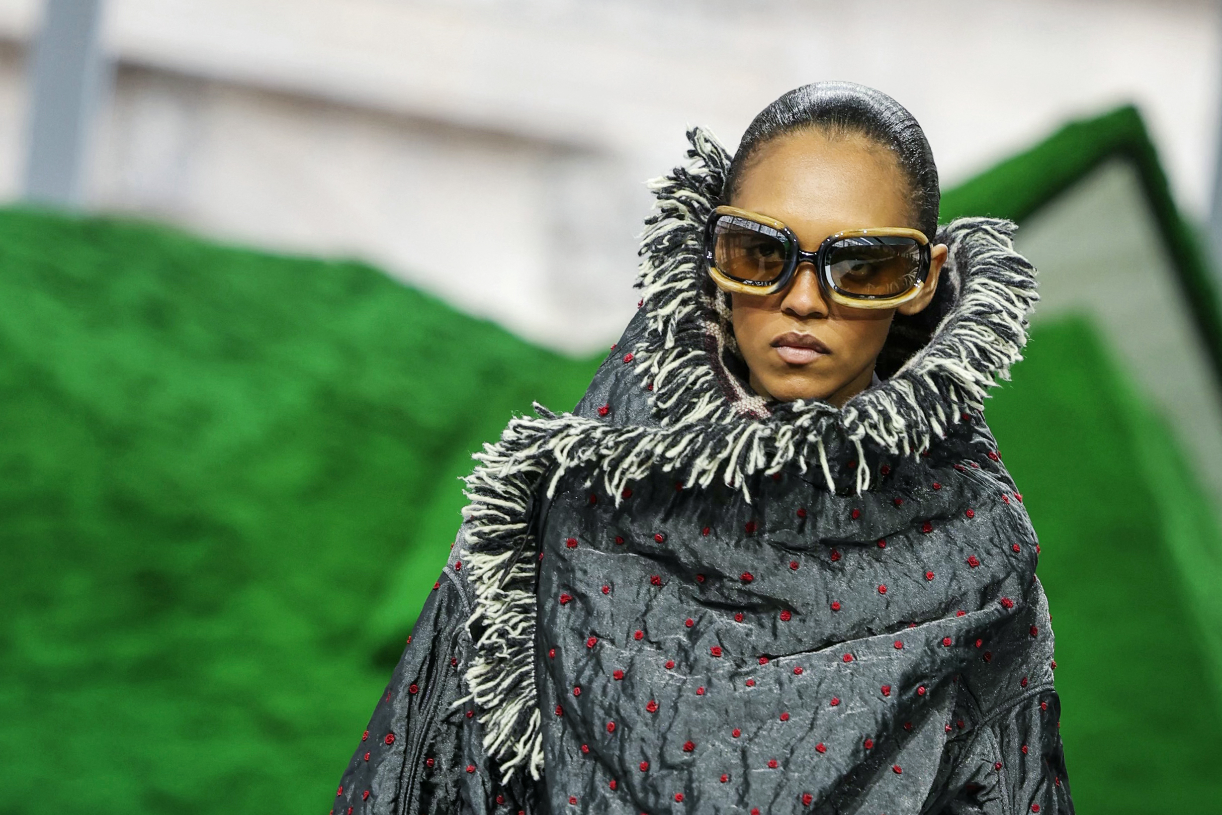 El desfile de Louis Vuitton reunió moda, escenografía y celebridades en el Louvre, con una colección que Nicolas Ghesquière vinculó con la naturaleza y el nomadismo.
