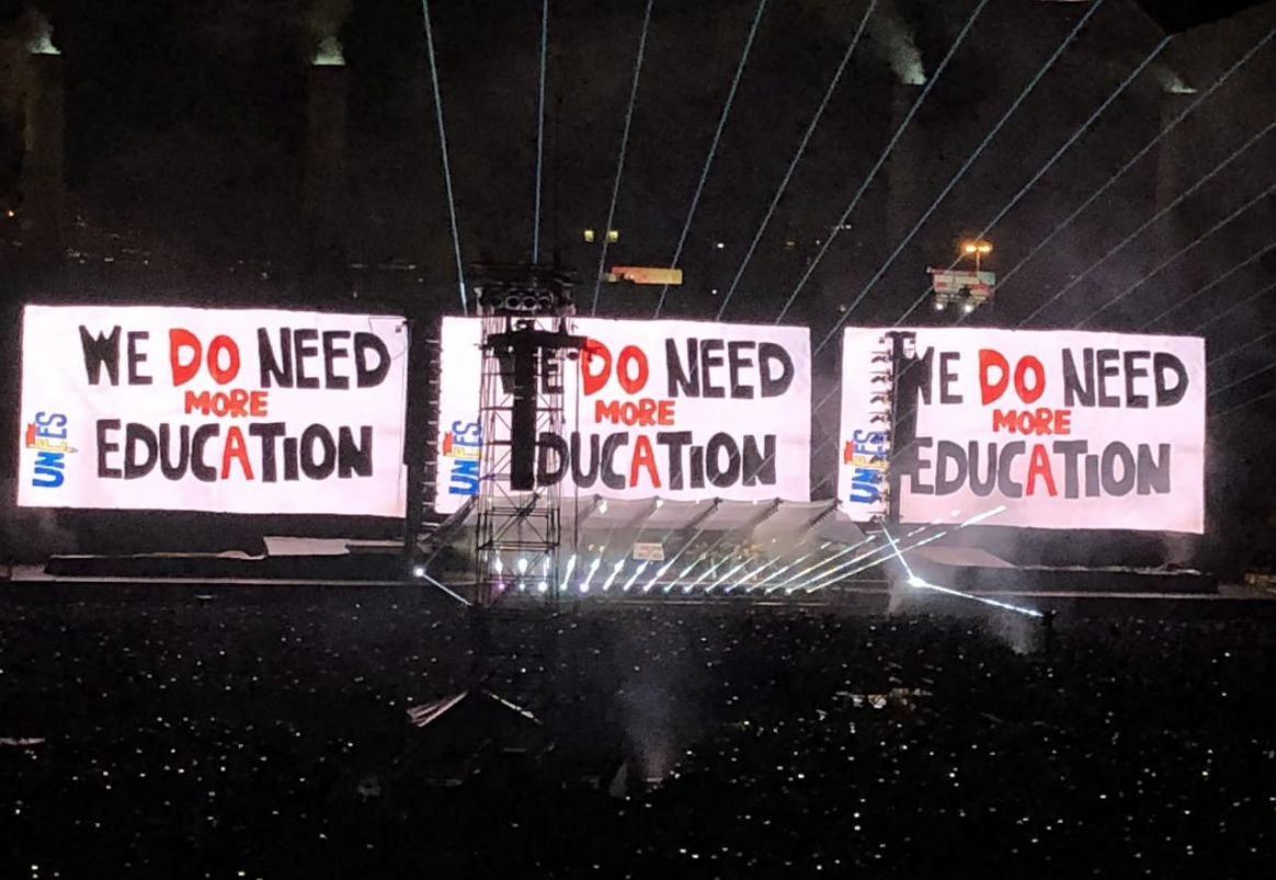 Así fue como la bandera de los estudiantes llegó a la tarima de Roger Waters