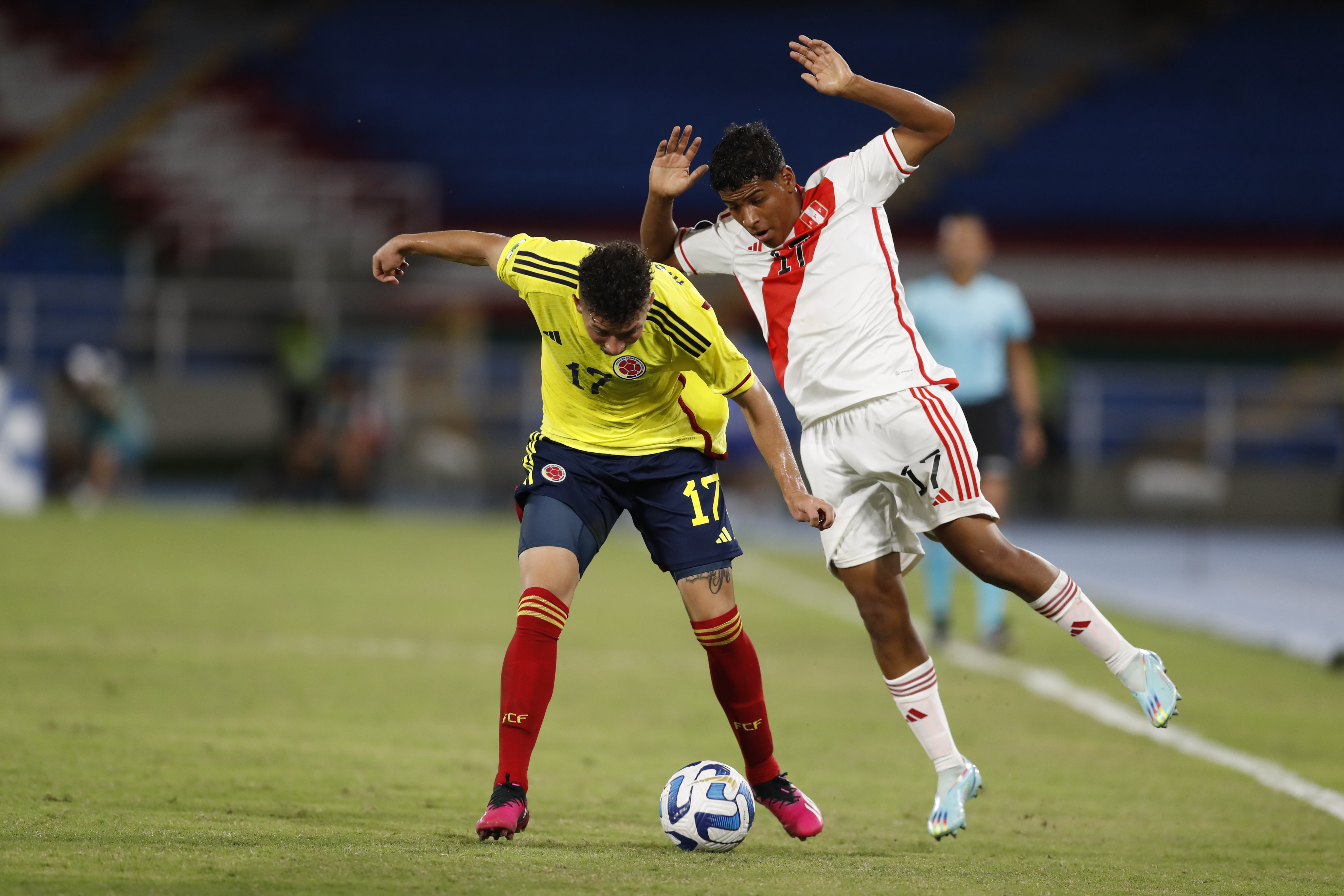 AMDEP365. CALI (COLOMBIA), 21/01/2023.- Diether Vasquez (d) de Perú disputa un balón con Andrés Salazar de Colombia hoy, en un partido de la fase de grupos del Campeonato Sudamericano Sub'20 entre las selecciones de Perú y Colombia en el estadio Pascual Guerrero en Cali (Colombia). EFE/ Ernesto Guzmán Jr.