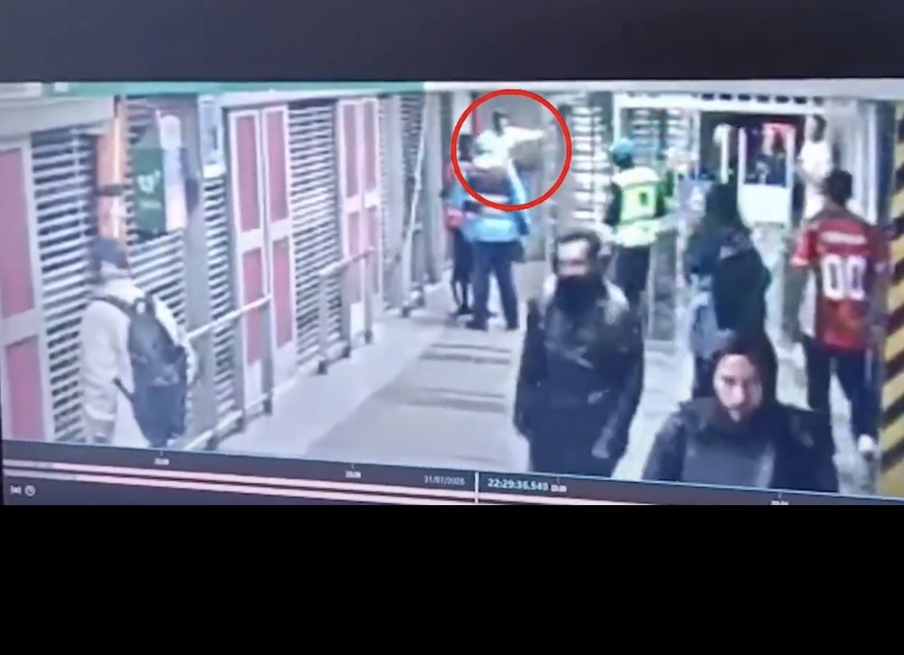 En video: presuntos colados, al parecer ebrios, agredieron a vigilantes de Transmilenio