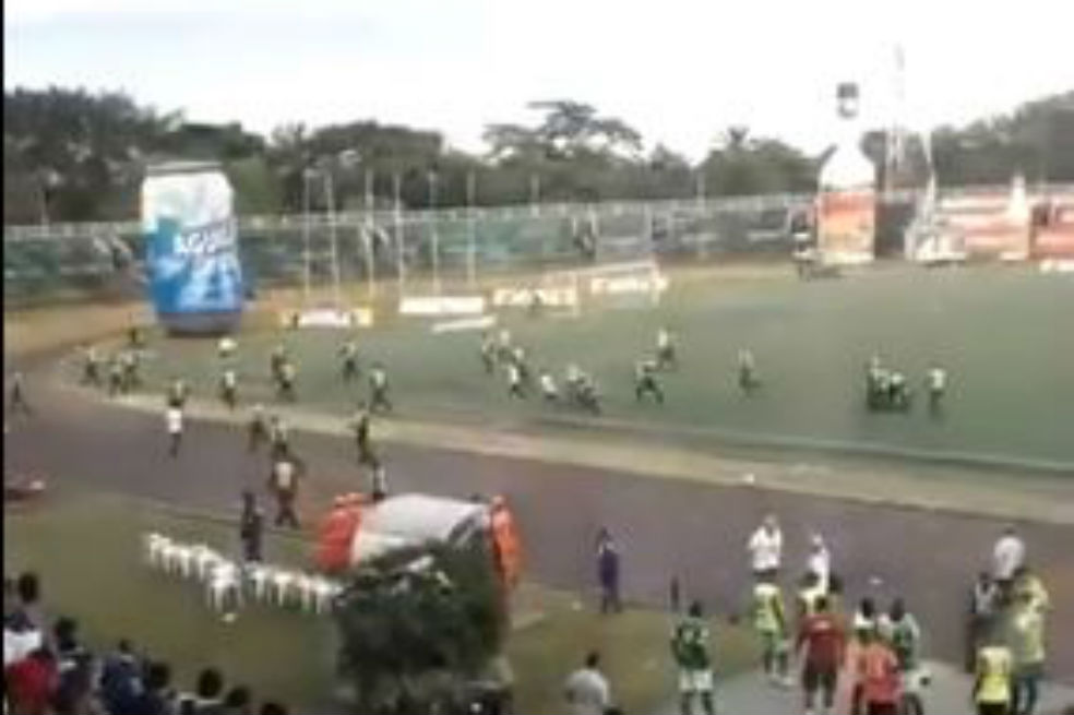 Hinchas del Quindío invaden el terreno de juego del estadio de Villavicencio.