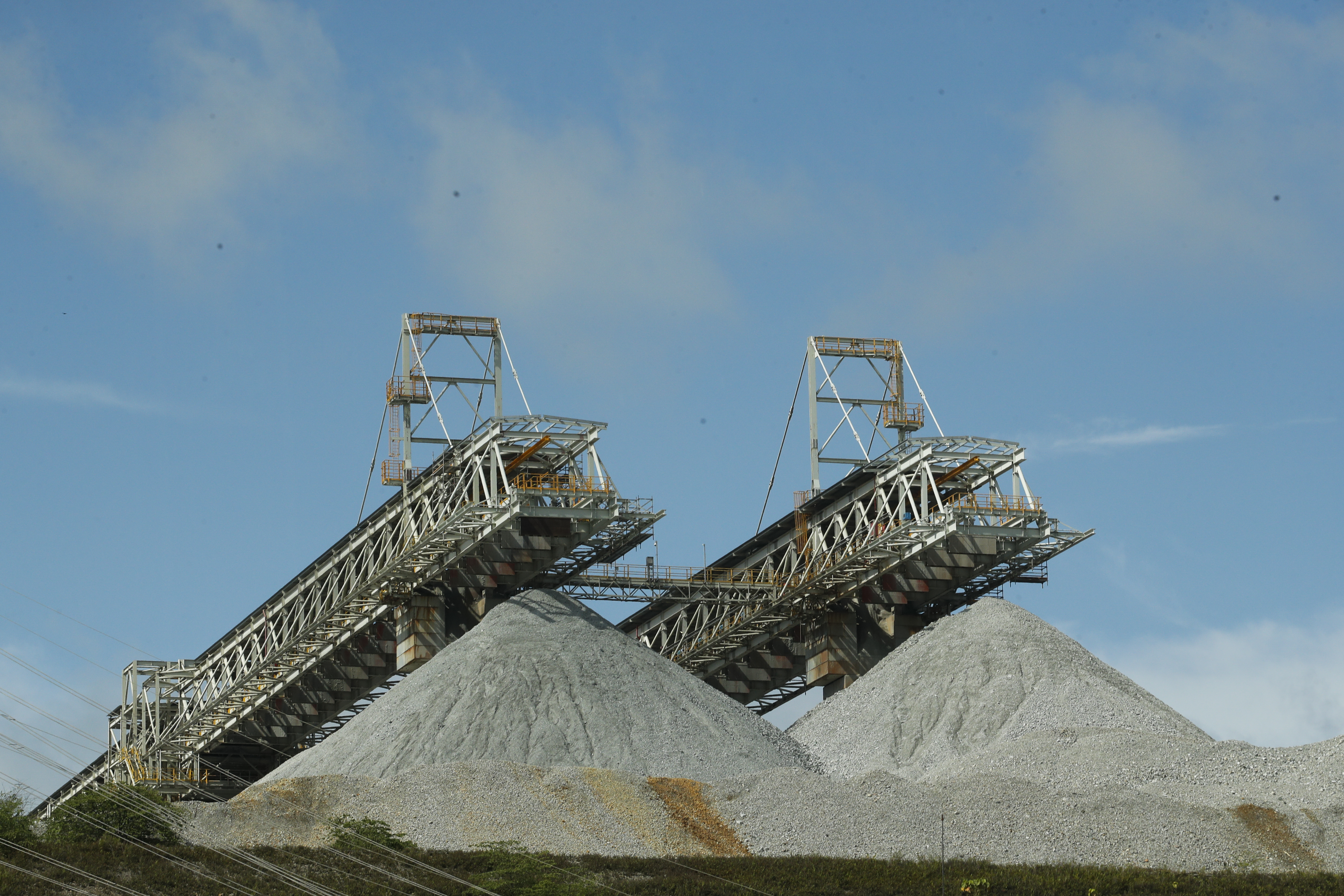 Combustibles y minería evitan que exportaciones colombianas caigan más profundo