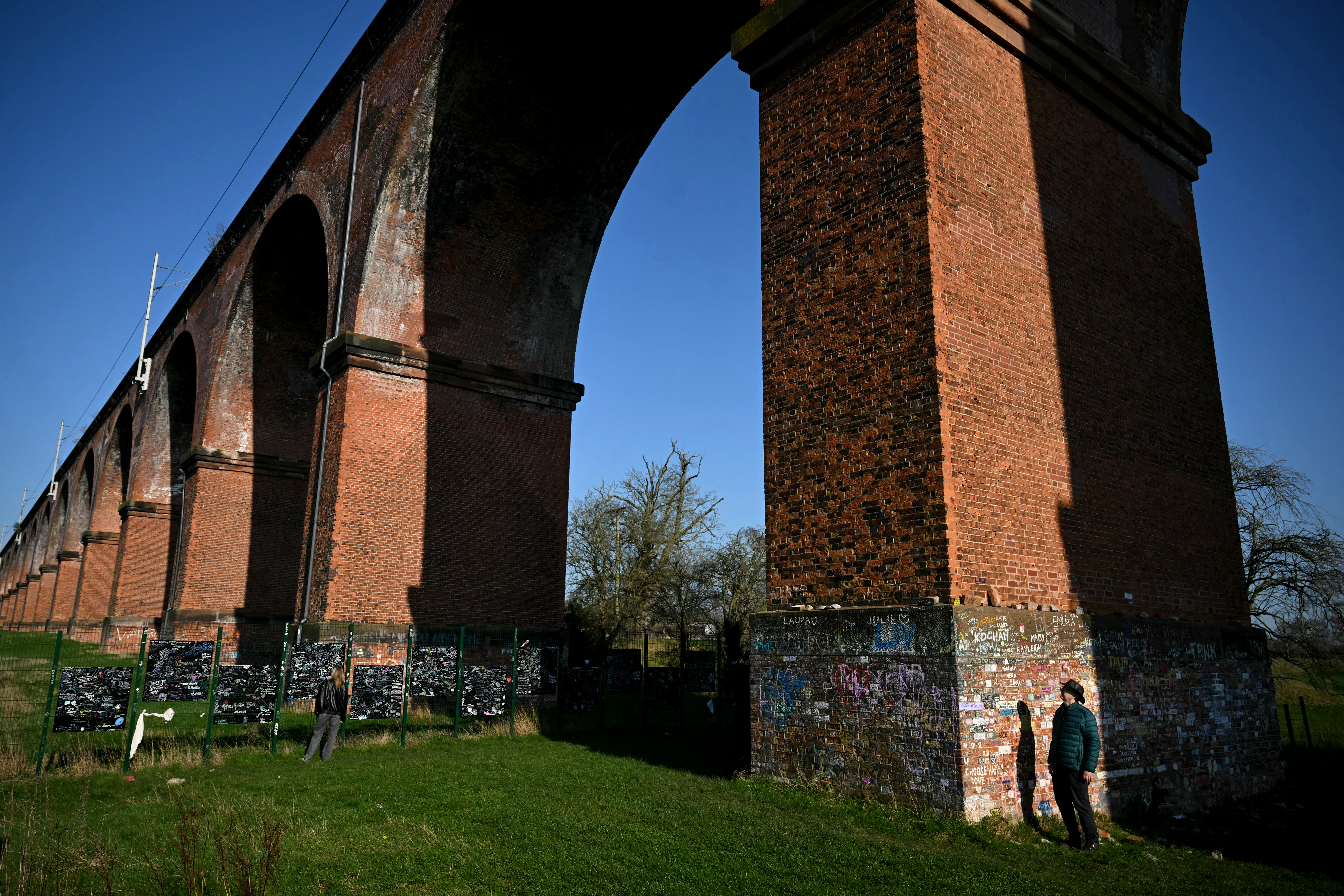 Pero si hay un punto que concentra de verdad la emoción de los fans, es el viaducto de Holmes Chapel, una estructura de 23 arcos y 180 años de antigüedad que hoy muchos conocen simplemente como el “Muro de Harry”.