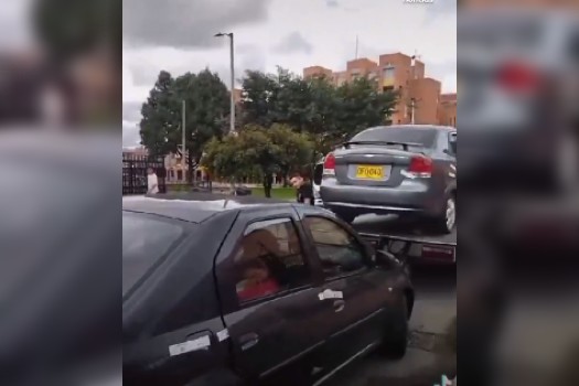 Agentes de tránsito iban a inmovilizar un vehículo con dos menores en su interior