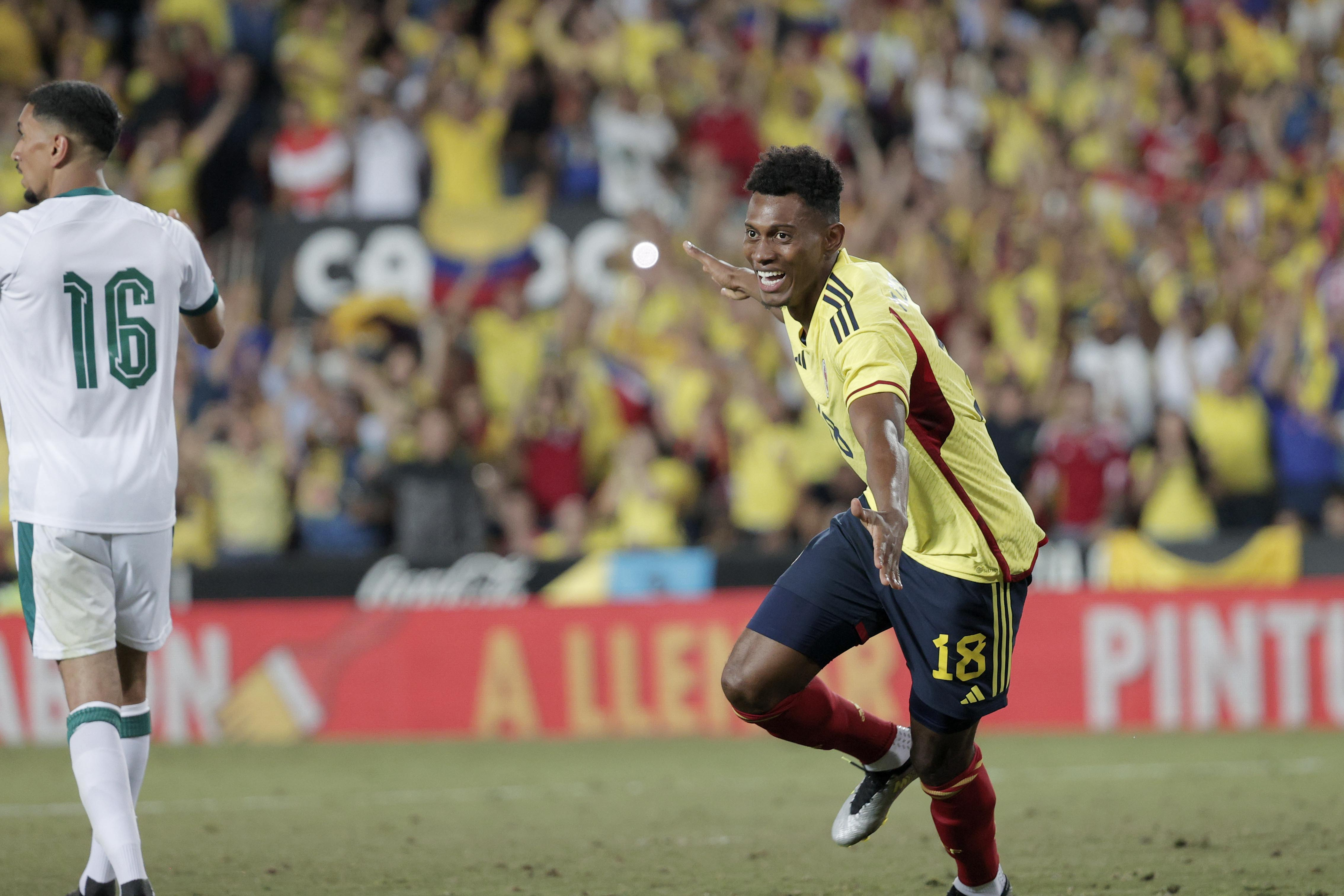 VALENCIA, 16/03/2023.- El delantero colombiano Mateo Cassierra celebra tras marcar ante Irak, durante el encuentro amistoso entre las selecciones de Colombia e Irak que disputan este viernes en el estadio de Mestalla, en Valencia. EFE/Manuel Bruque