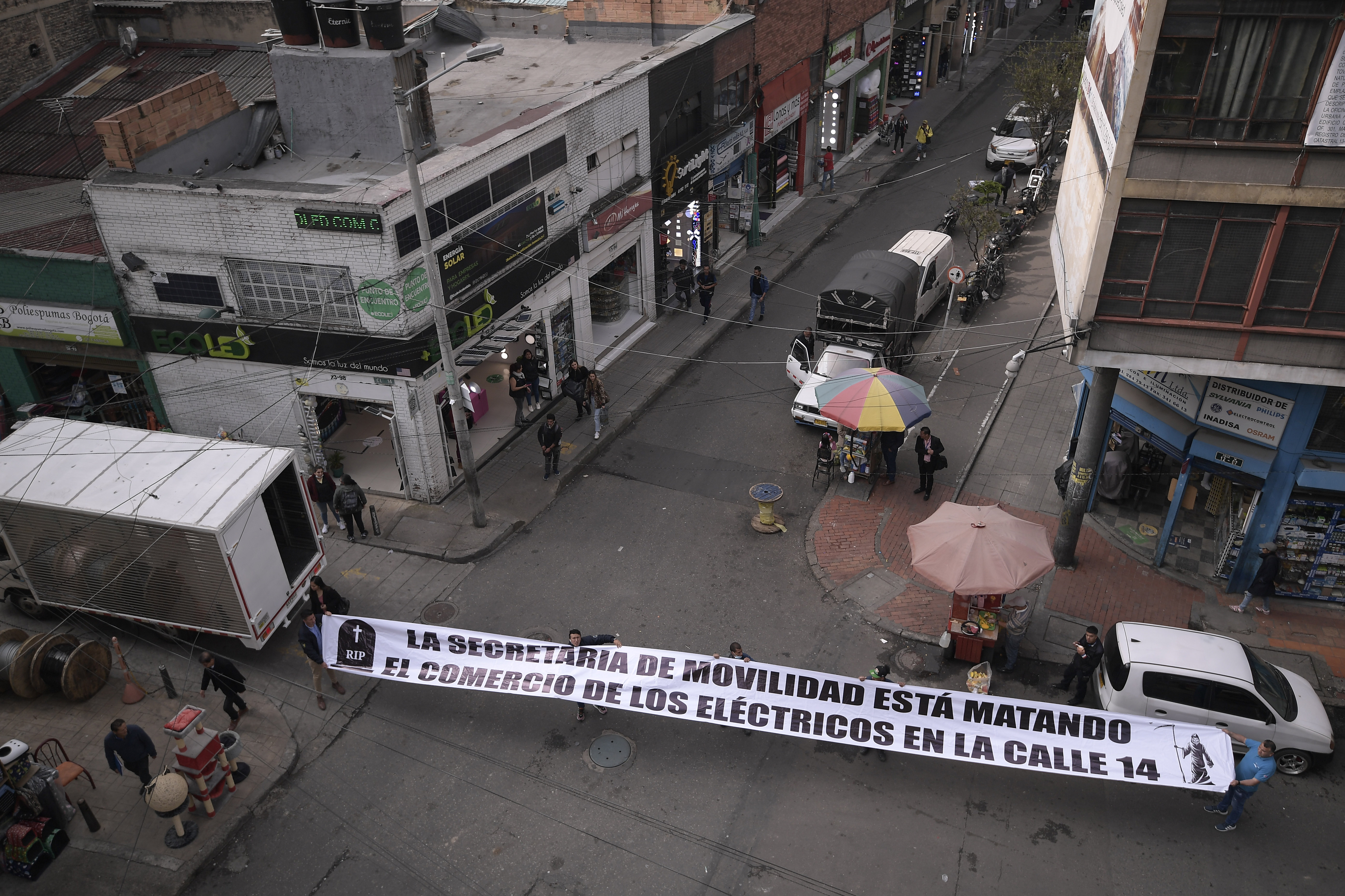 Los trabajadores del sector señalan que esta decisión ha afectado el comercio por la simple razón de que disminuyó el flujo vehicular en la zona, asimismo, ha entorpecido el descargue de la mercancía.