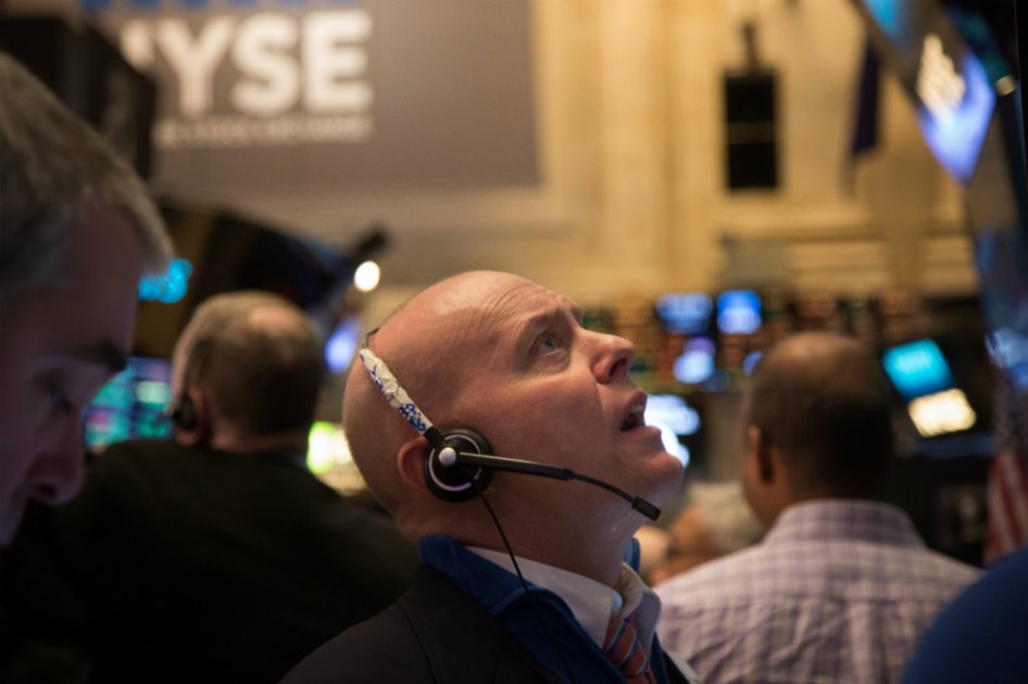 Caen acciones de EE.UU. en tanto petróleo reduce alza y suben bonos