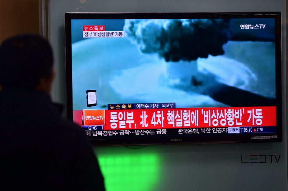 Personas ven un informe de prensa sobre el ensayo nuclear que realizó Corea del Norte. / AFP