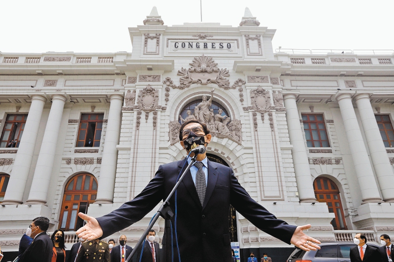 “Hemos dicho que nos quedamos” en el país, dijo a periodistas Vizcarra, que niega los cargos y cuestiona la legitimidad del gobierno de Merino. “Tenemos la verdad y el sustento que nos respalda”. EFE/EPA