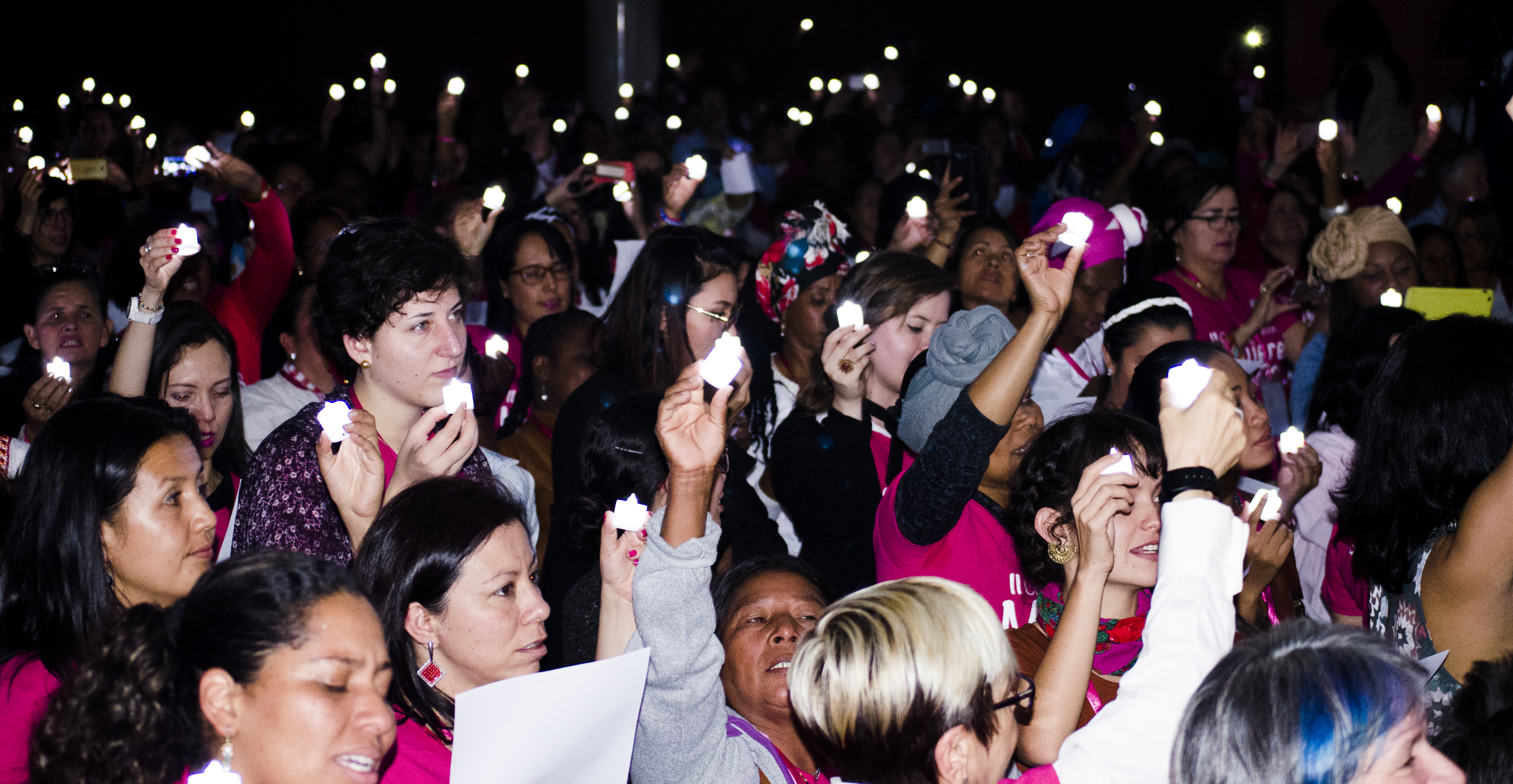 La primera cumbre, realizada en 2013, se reunieron más de 500 mujeres para hablar sobre su participación en los procesos de paz en Colombia.