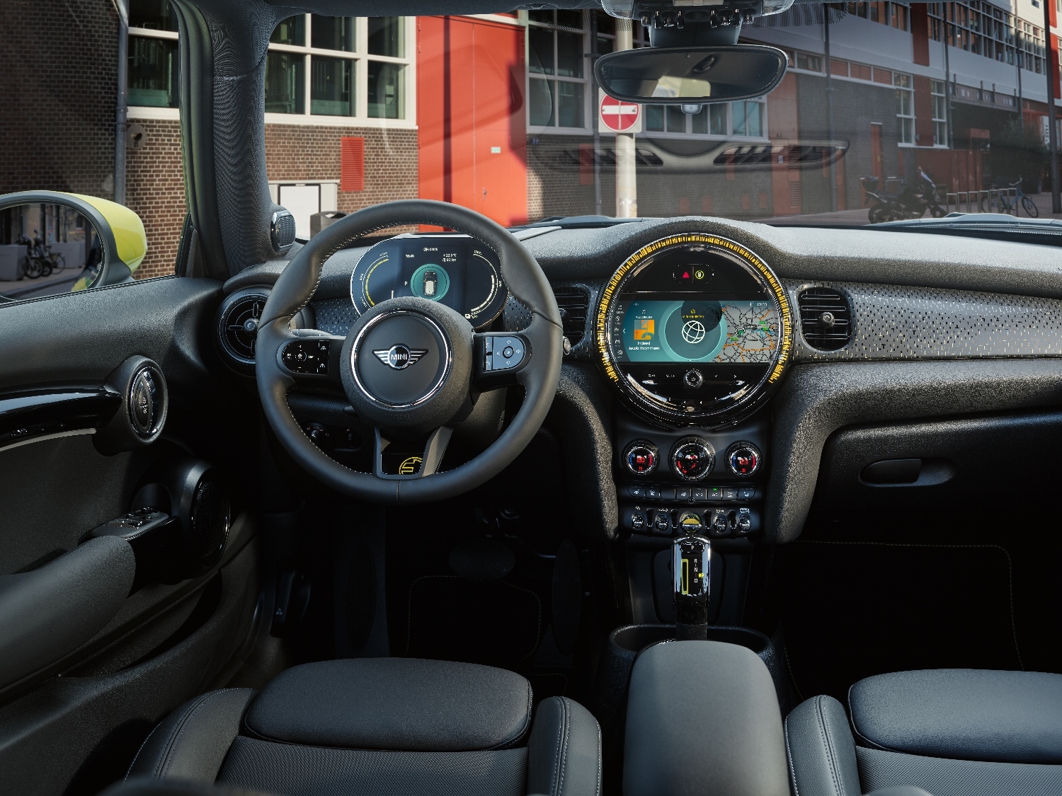 A Colombia llega equipado con MINI Driving Modes (modos de manejo: Green, Green+, MID, Sport), asiento del acompañante con ajuste en altura, Función Start/Stop automática.