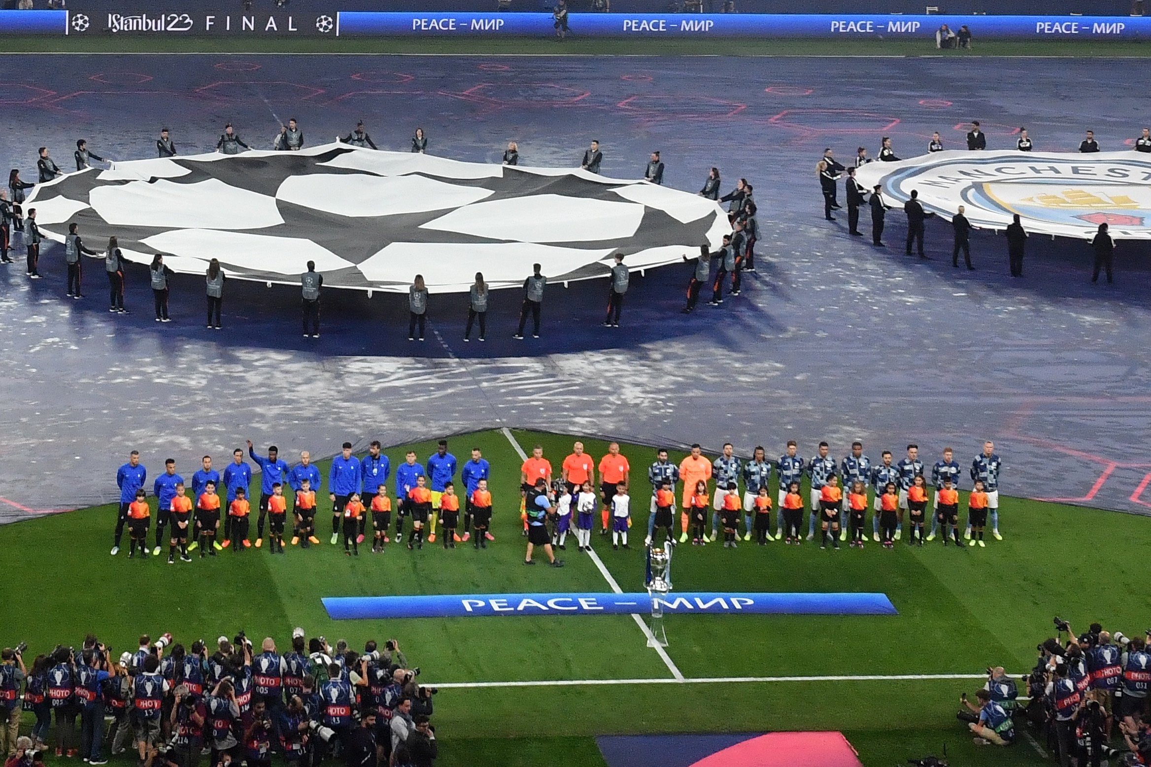 Istanbul (Turkey), 10/06/2023.- Players of Manchester City (R) and Inter Milan (L) pose ahead of the UEFA Champions League Final soccer match between Manchester City and Inter Milan, in Istanbul, Turkey, 10 June 2023. (Liga de Campeones, Turquía, Estanbul) EFE/EPA/GEORGI LICOVSKI