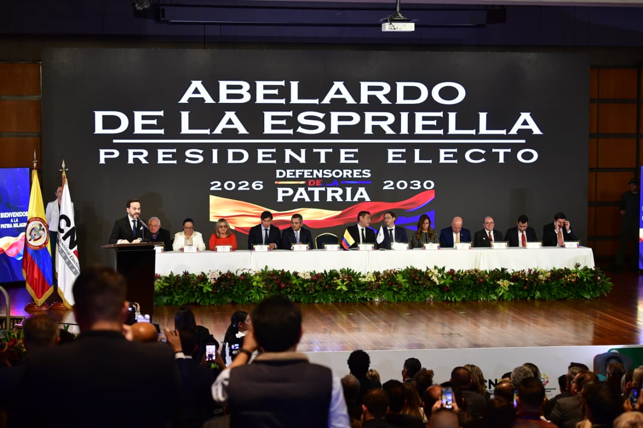 El Consejo Nacional Electoral entregó este jueves las credenciales a Abelardo de la Espriella.