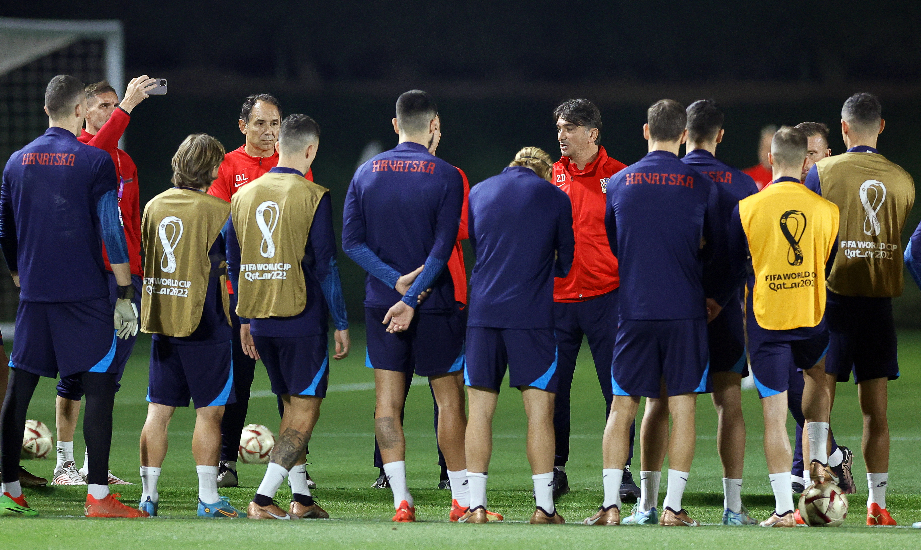 Doha (Qatar), 12/12/2022.- Croatia's head coach Zlatko Dalic (C-R) leads his team's training session at the Al Erssal Training Site 3 in Doha, Qatar, 12 December 2022. Croatia will face Argentina in their FIFA World Cup 2022 semi final soccer match on 13 December 2022. (Mundial de Fútbol, Croacia, Catar) EFE/EPA/Ronald Wittek