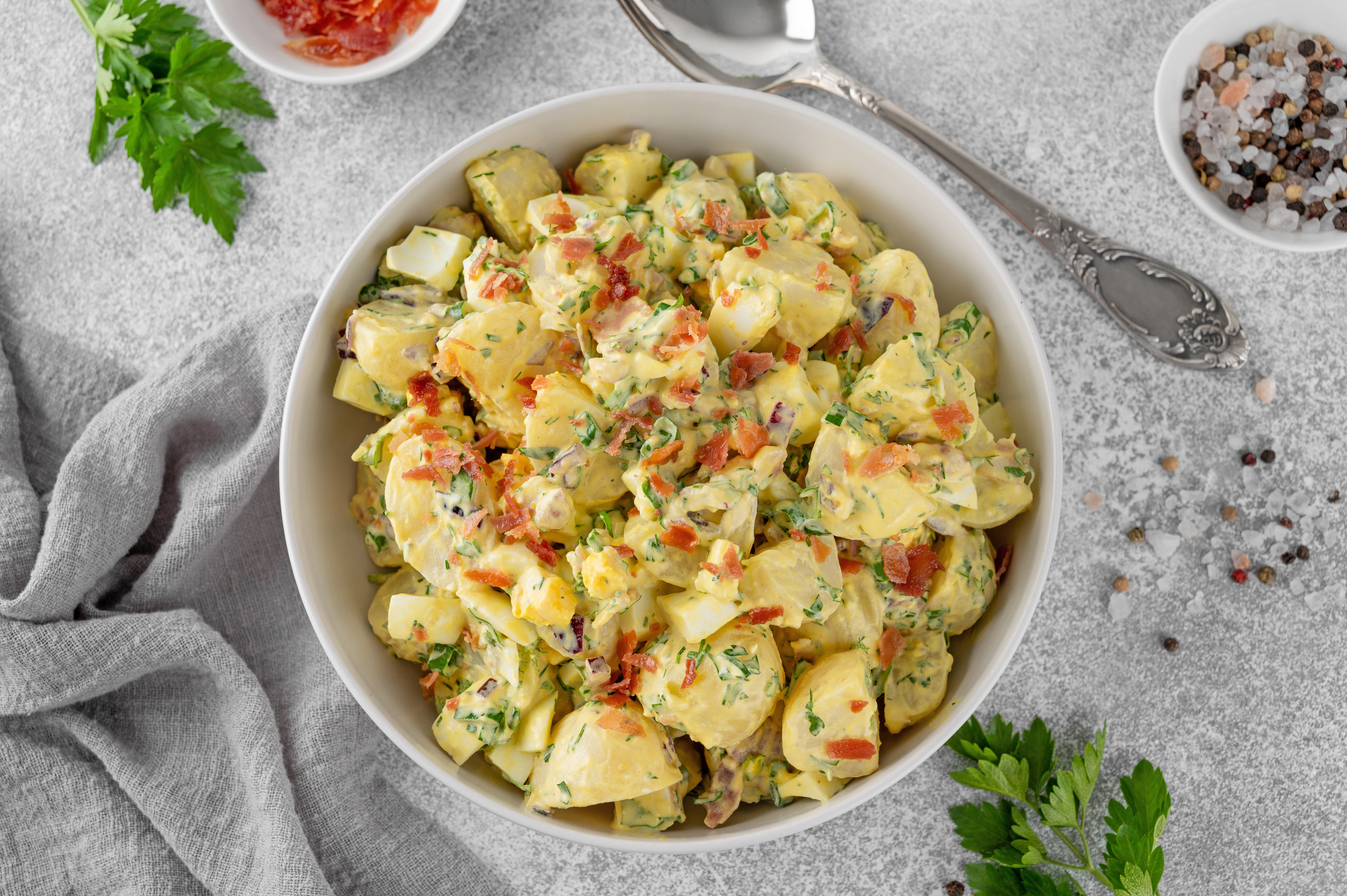 Así se preparan una papas con tocineta para el almuerzo