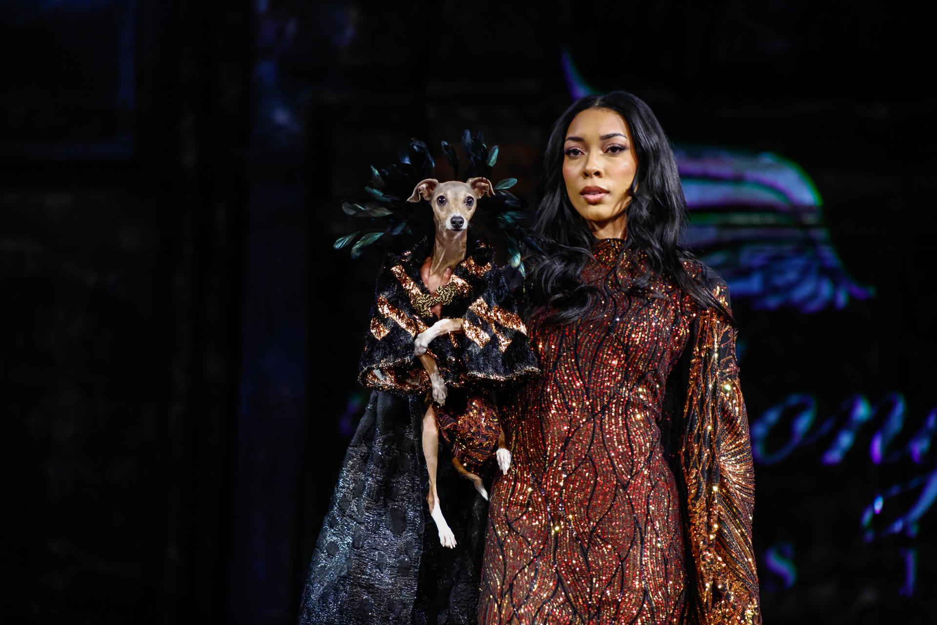 NEW YORK (United States), 15/02/2026.- A model with a dog present creations by designer Anthony Rubio during New York Fashion Week, in New York, New York, USA, 15 February 2026. (Moda, Nueva York) EFE/EPA/KENA BETANCUR
