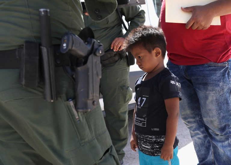 Más de 500 niños inmigrantes siguen separados de sus padres en EE. UU.