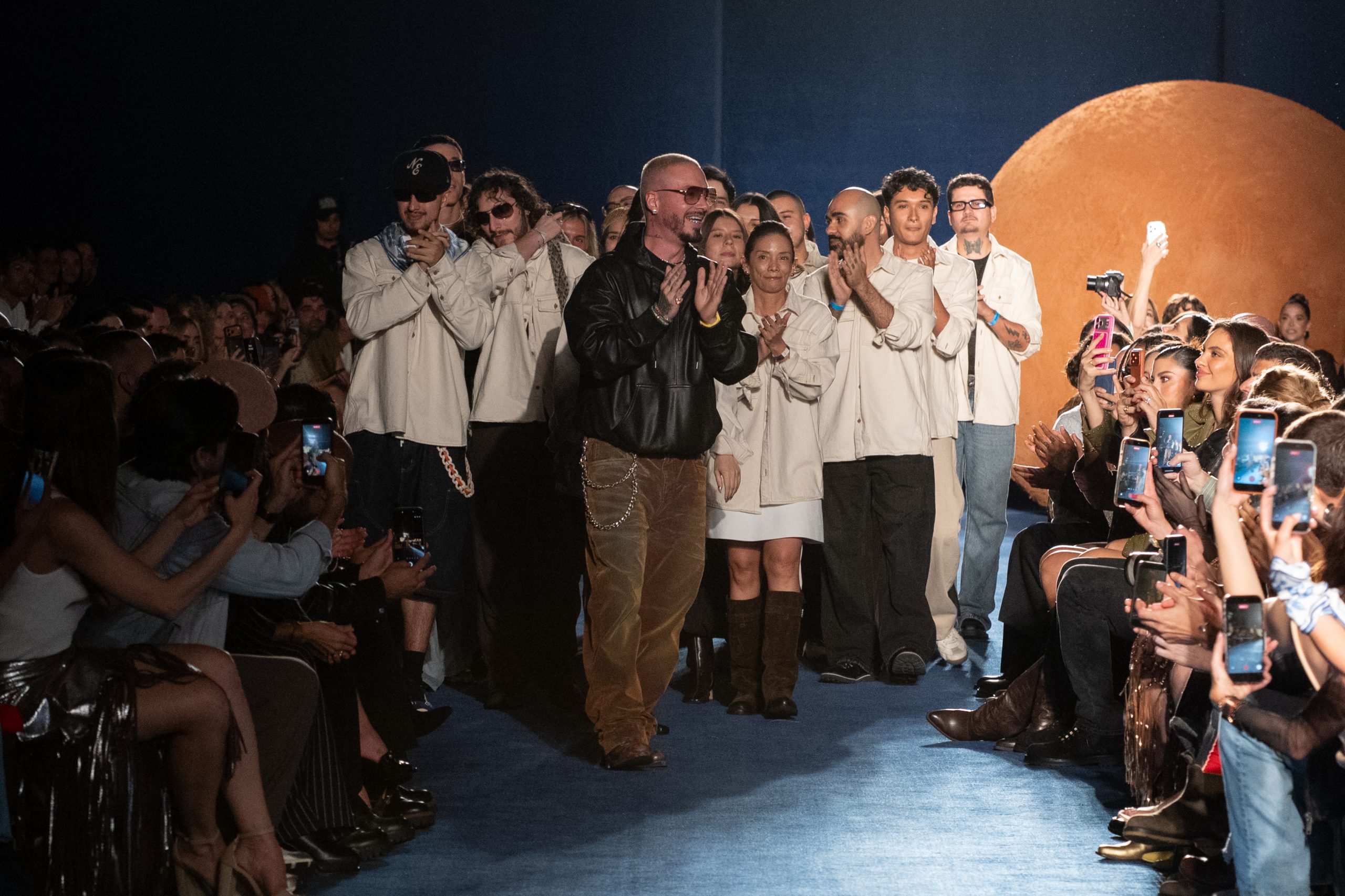 J Balvin inauguró el Opening Weekend de Colombiamoda con “Artisan Gang in The City”, la colaboración junto a Vélez.