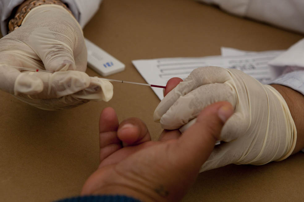 Sistemas de salud al límite por recortes; OMS ve retrocesos como en la pandemia