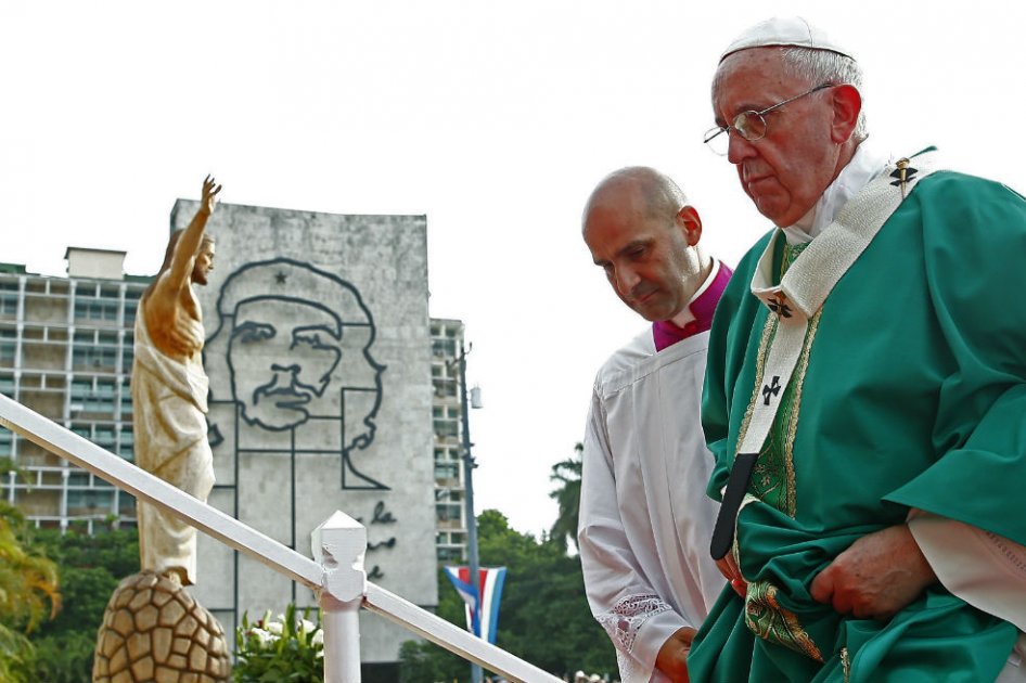 El papa insta a los cubanos a servir «a las personas» y no a las ideas