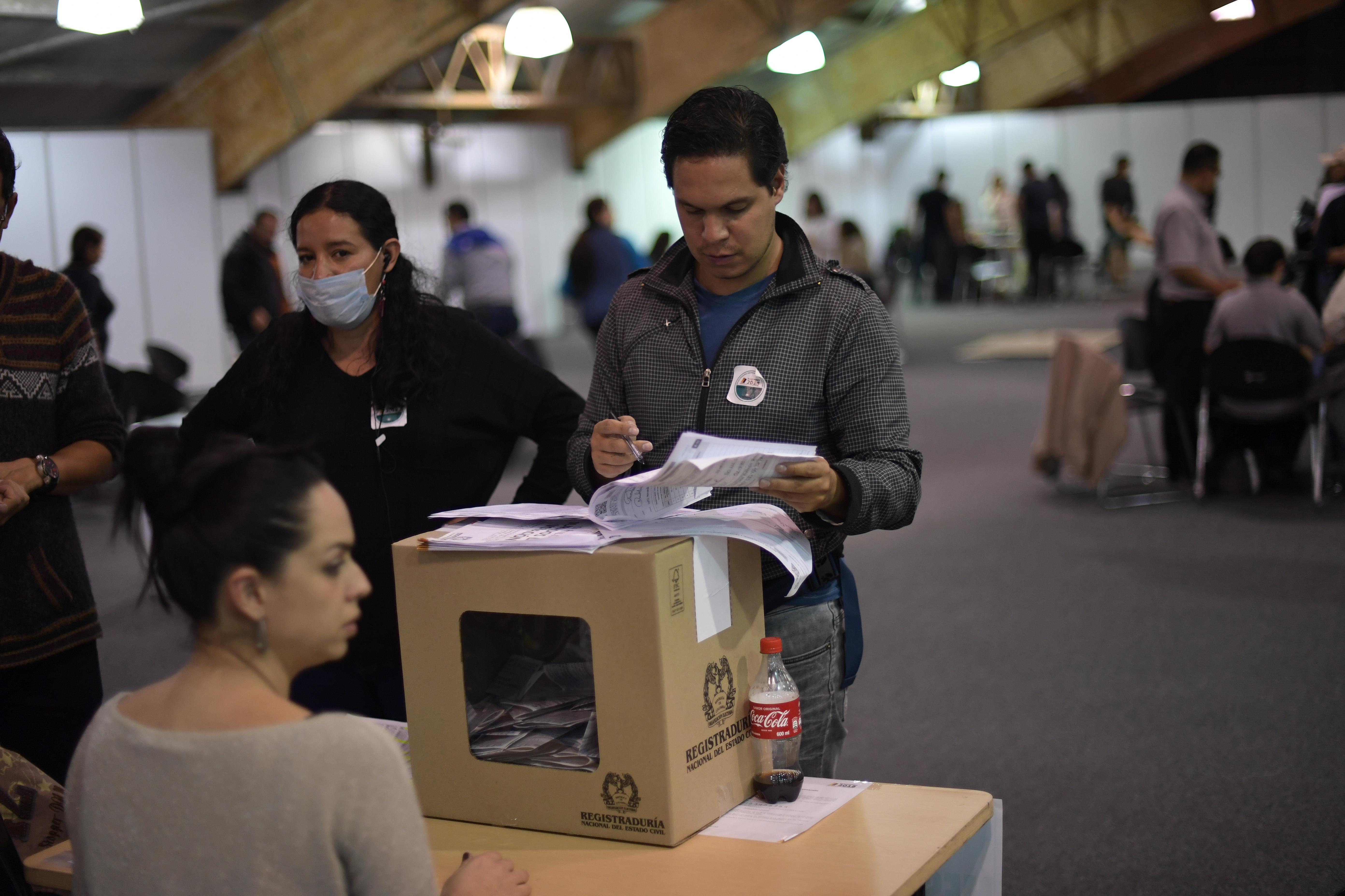 Puesto de votación en Corferias, preconteo y escrutinio de los votos de las elecciones presidenciales 2018 segunda vuelta.