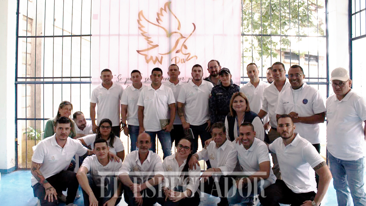 Instalación de una mesa de paz en el patio seis de la cárcel la Tramacúa. En la primera fila, de izquierda a derecha, Óscar Camargo o Pichi, de la oficina sicarial de Bucaramanga; Juan Pablo Úsuga o Reseco, de las Agc, Diego Álvarez, Brenda Acosta y Germán Navarrete, abogados de la Fundación International Law Assist; Jairo Hugo Escobar o Zar del Oro y Sebastian Murillo o Lindolfo, de la oficina de sicarios de Envigado. En la segunda fila, de pie, de izquierda a derecha, Geovanny Cortés o Eliécer, de las Agc; Norberto Quiroga, Richard Díaz o Cóndor, del Epl; Jáder Morales, de las Auc; Carlos Robayo o Guacamayo, narco del norte del Valle; Daniel Millares, coordinador de Justicia de la Mapp OEA; una guardiana de derechos humanos del Inpec; Rafael Uribe Noguera, Eduardo Pavajeau, director de la cárcel Tramacúa; Jairo Enrique Martínez, el capellán de la cárcel; Francisco Durango o Ariel Rodríguez de la Segunda Marquetalia.