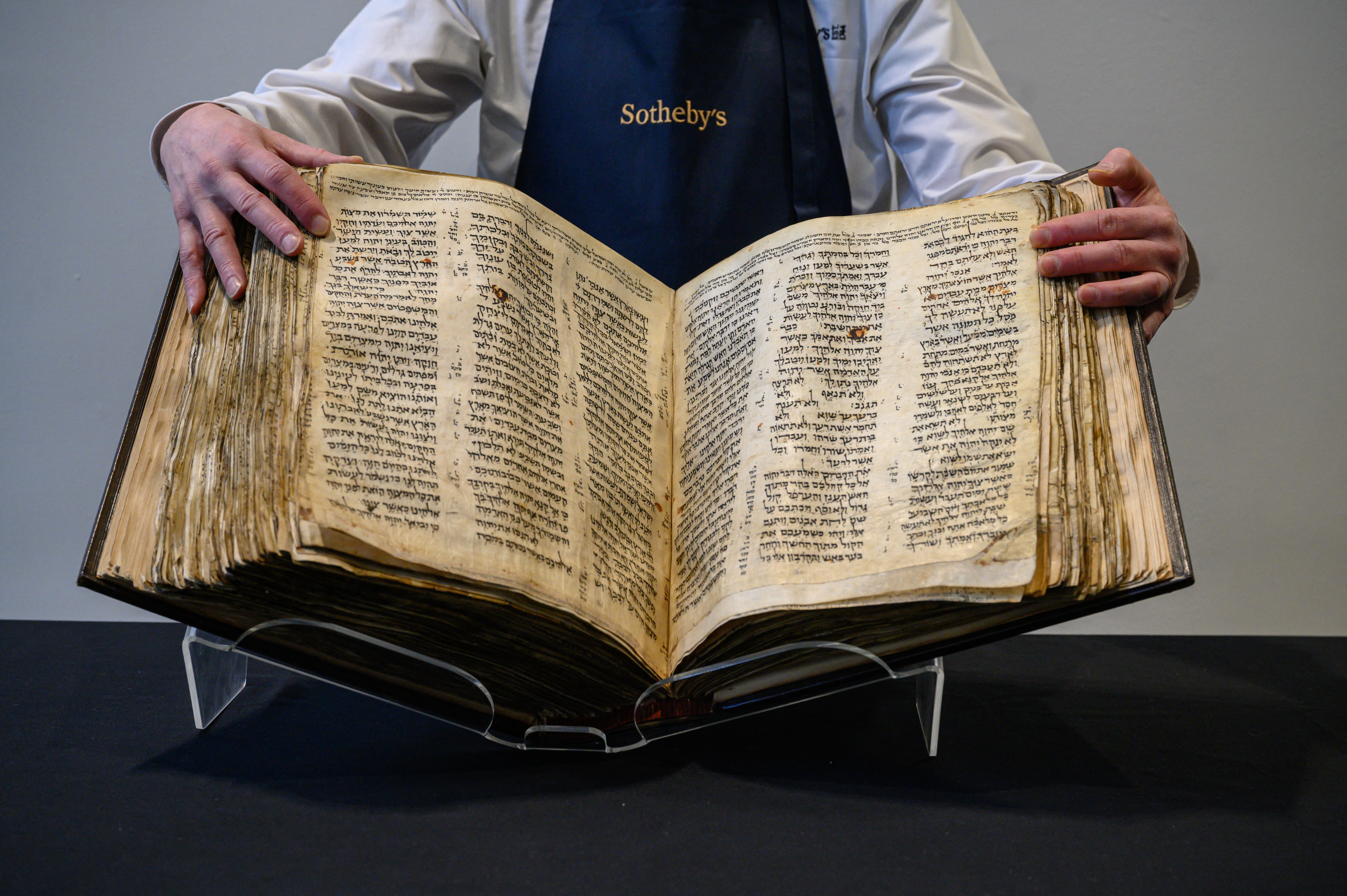 La biblia hebrea más antigua del mundo podría batir récord en subasta