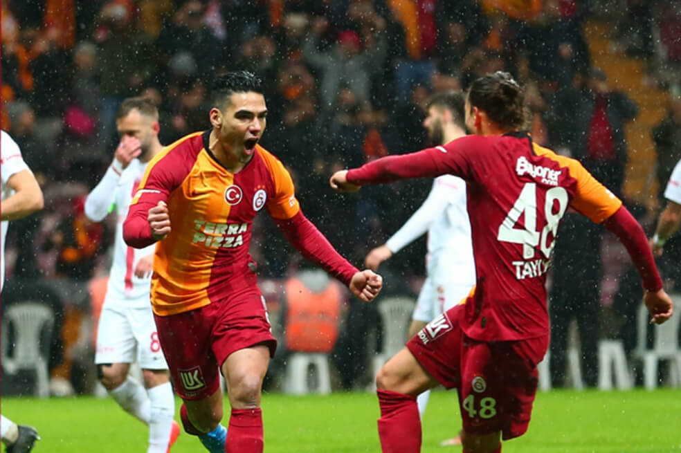 Falcao (i) celebra en medio de la lluvia uno de los goles que anotó este sábado. / @GalatasaraySK