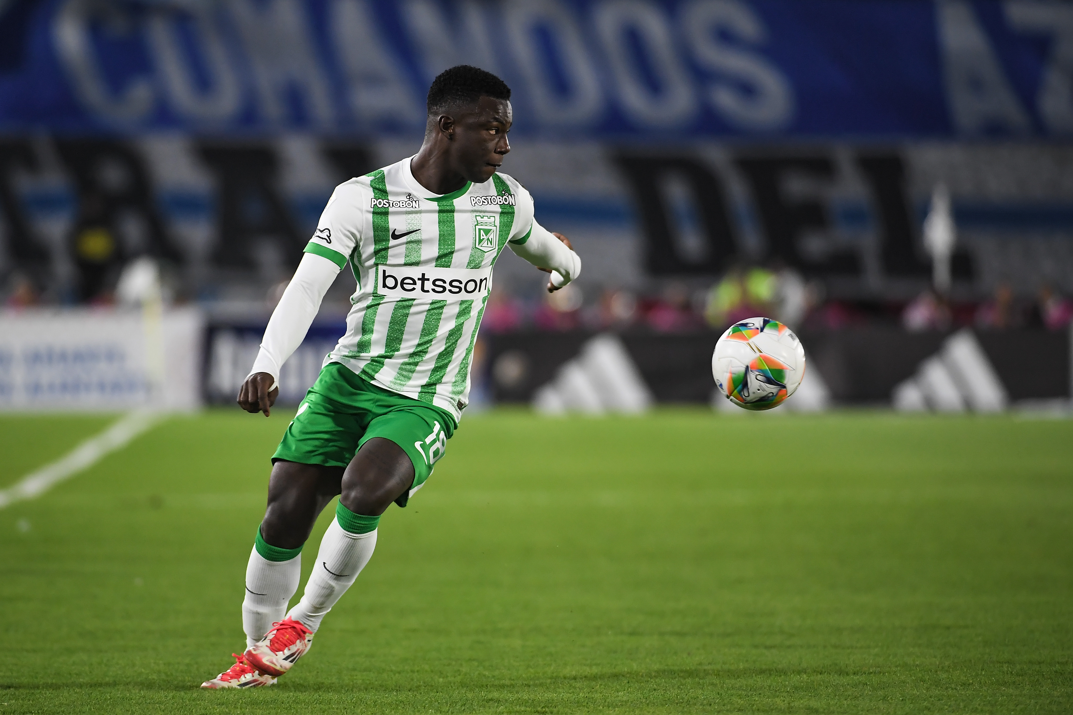 Jugador de Atlético Nacional durante el compromiso ante Millonarios en el Estadio El Campin de Bogotá