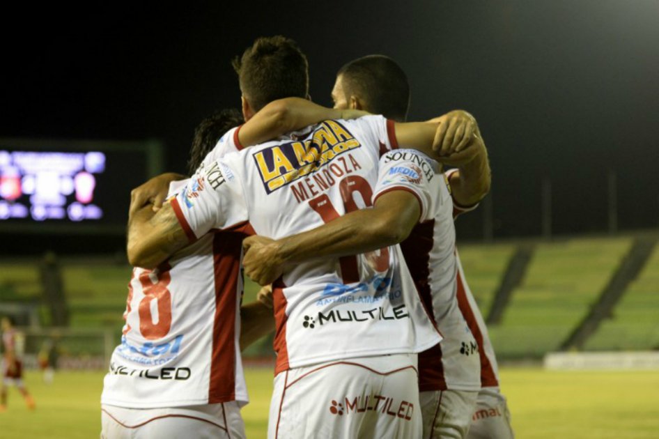 Huracán se clasificó con agónico gol al grupo de Atlético Nacional