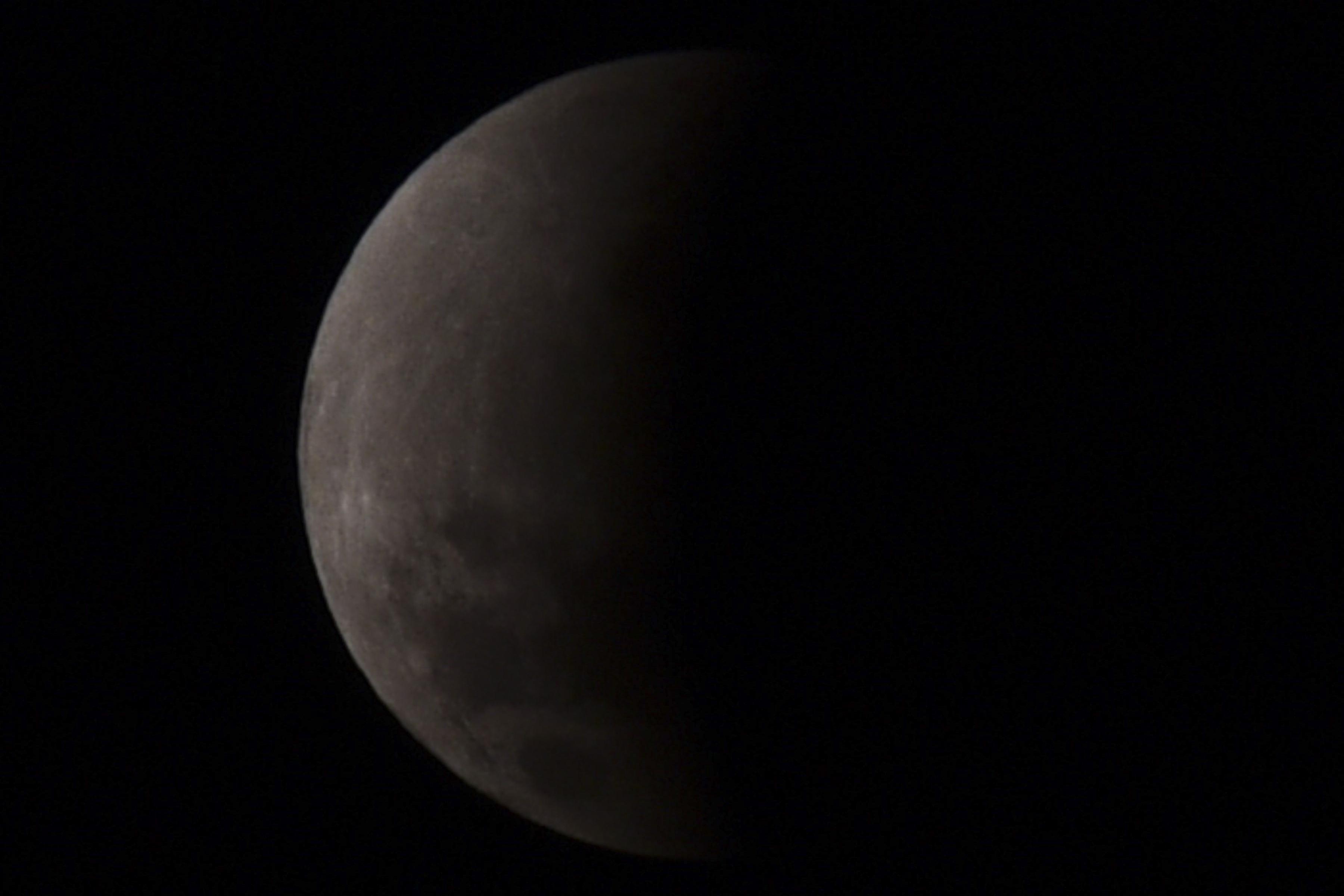Las increíbles fotos del último eclipse lunar del 2021. Así se vio en el mundo