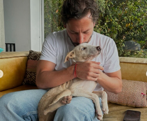 Alejandro Riaño adoptó a Diomedes, perrito que fue tirado a un basurero en Riohacha