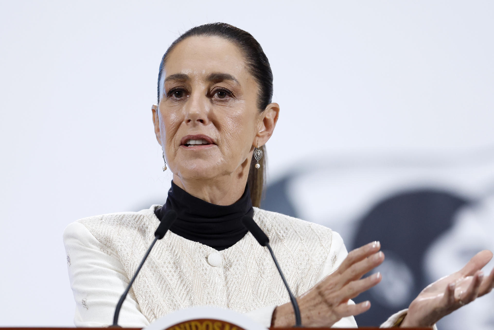 MEX7534. CIUDAD DE MÉXICO (MÉXICO), 11/07/2025.- La presidenta de México, Claudia Sheinbaum, habla durante una rueda de prensa este viernes, en Palacio Nacional de la Ciudad de México (México). Sheinbaum aseguró que al menos 355 migrantes mexicanos han sido detenidos en distintas redadas contra migrantes en Estados Unidos y más de 67.000 han sido repatriados desde el pasado 20 de enero, cuando inició la administración de Donald Trump. EFE/Sáshenka Gutiérrez