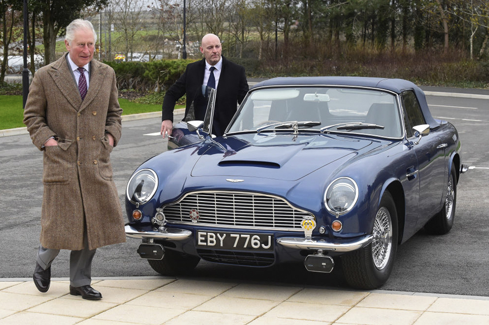 Así es el carro de Carlos de Inglaterra que funciona con vino y queso