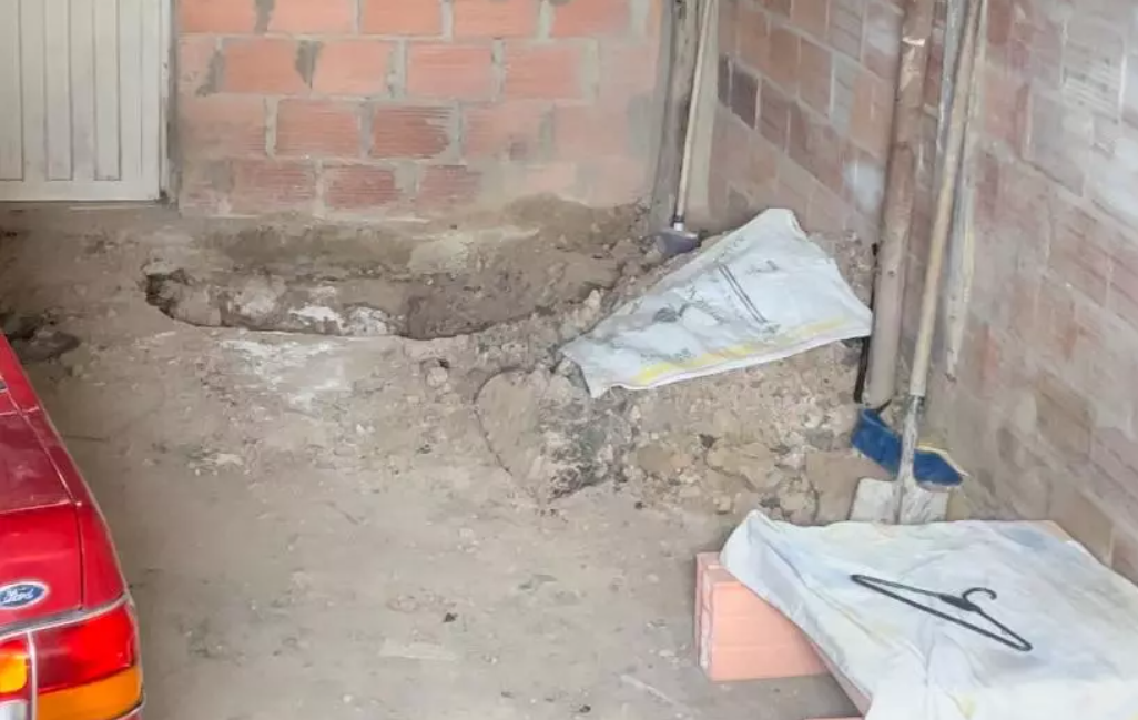 Esta es la fotografía de la excavación en donde se encontraba el cuerpo.