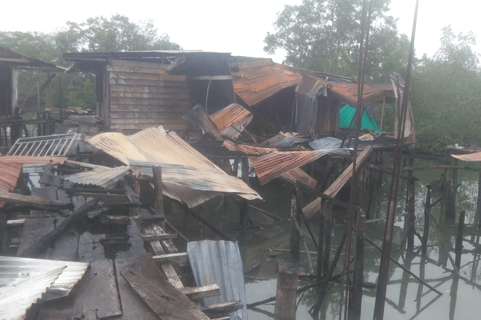 Al menos 10 familias en Buenaventura perdieron sus casas por un voraz incendio
