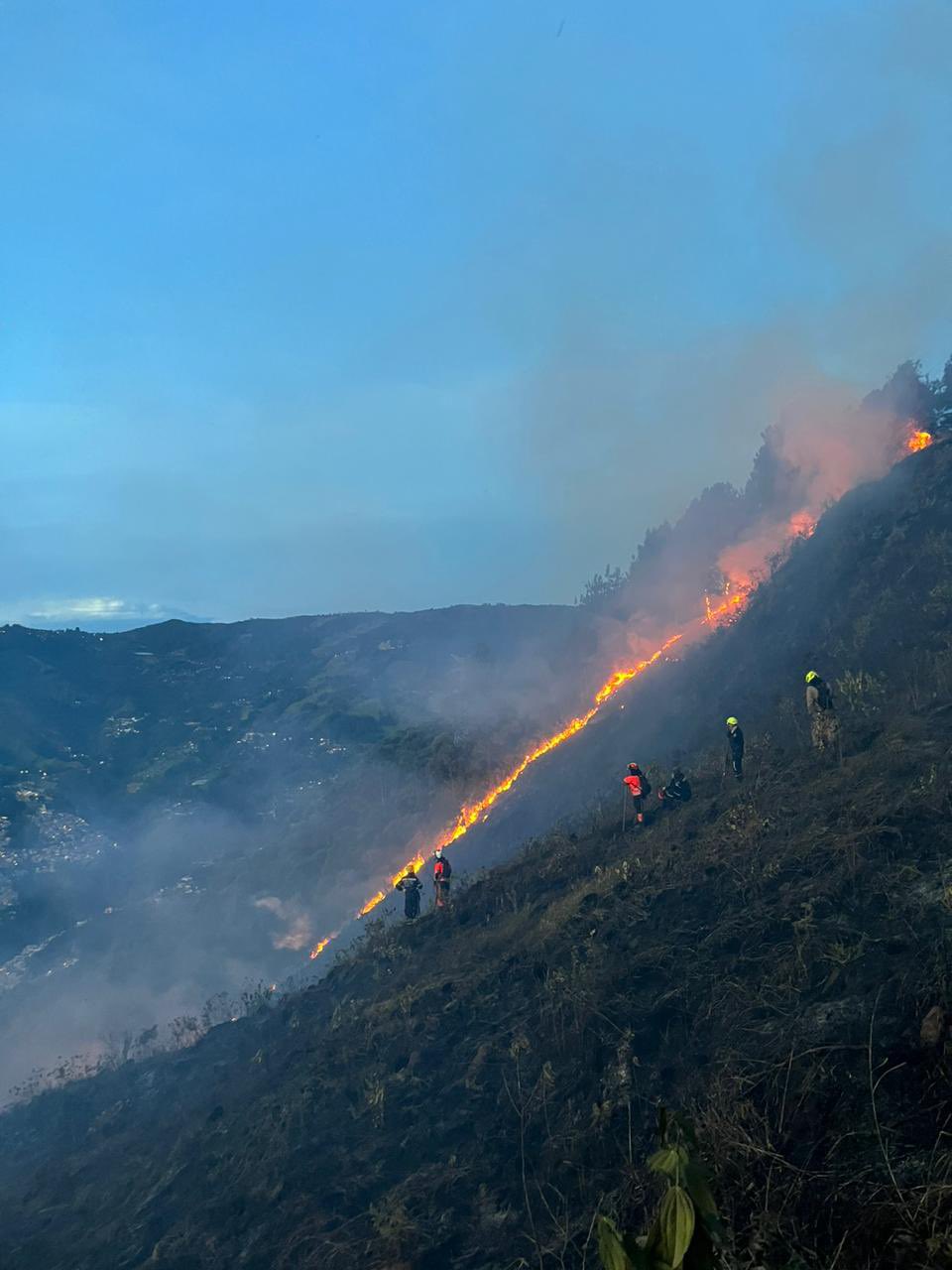 Bomberos en Medellín llevan más de 16 horas controlando un incendio forestal