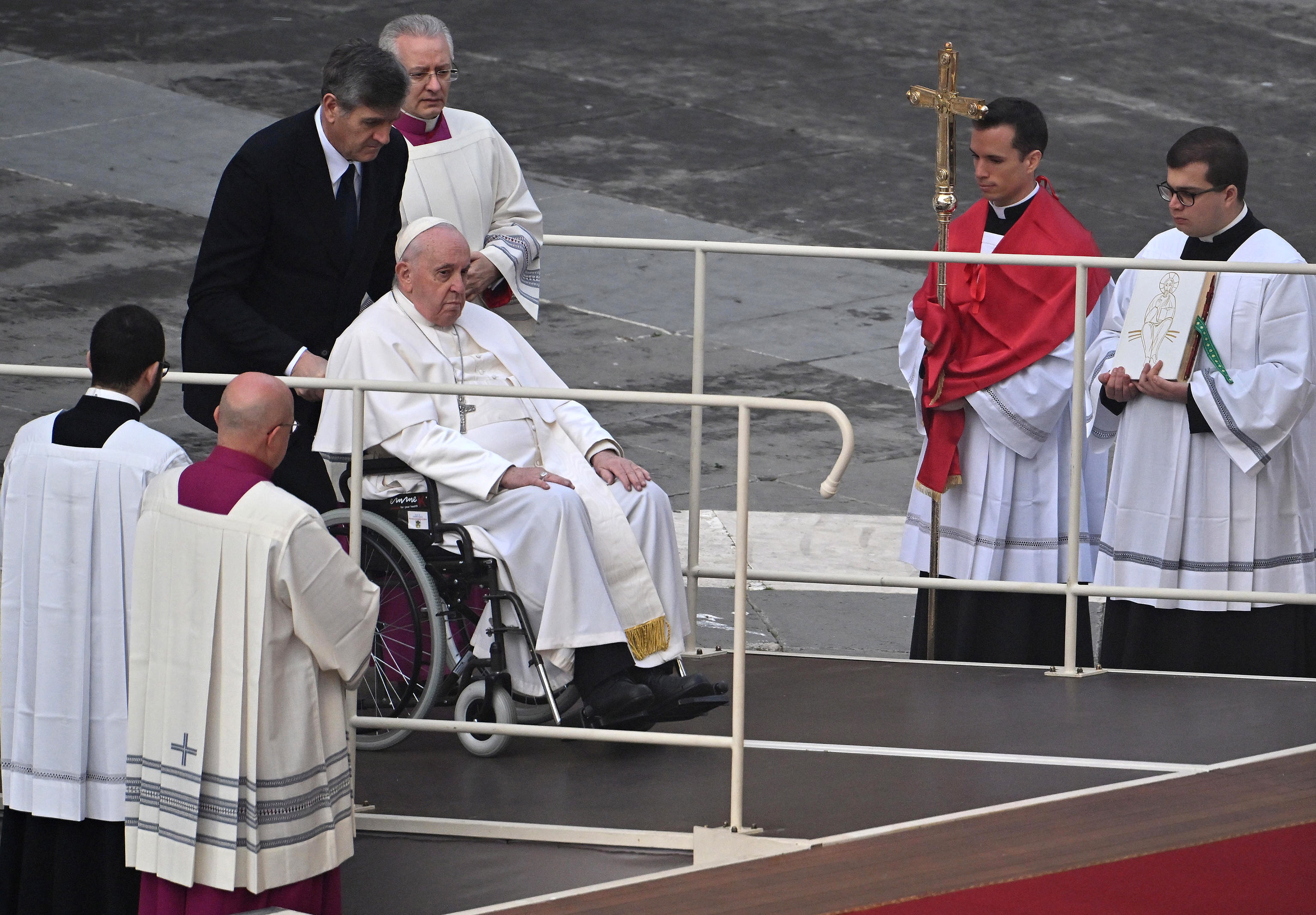 Durante la homilía y otros momentos de la ceremonia, el papa Francisco permaneció en silla de ruedas debido a la afección en la rodilla que lo aqueja.