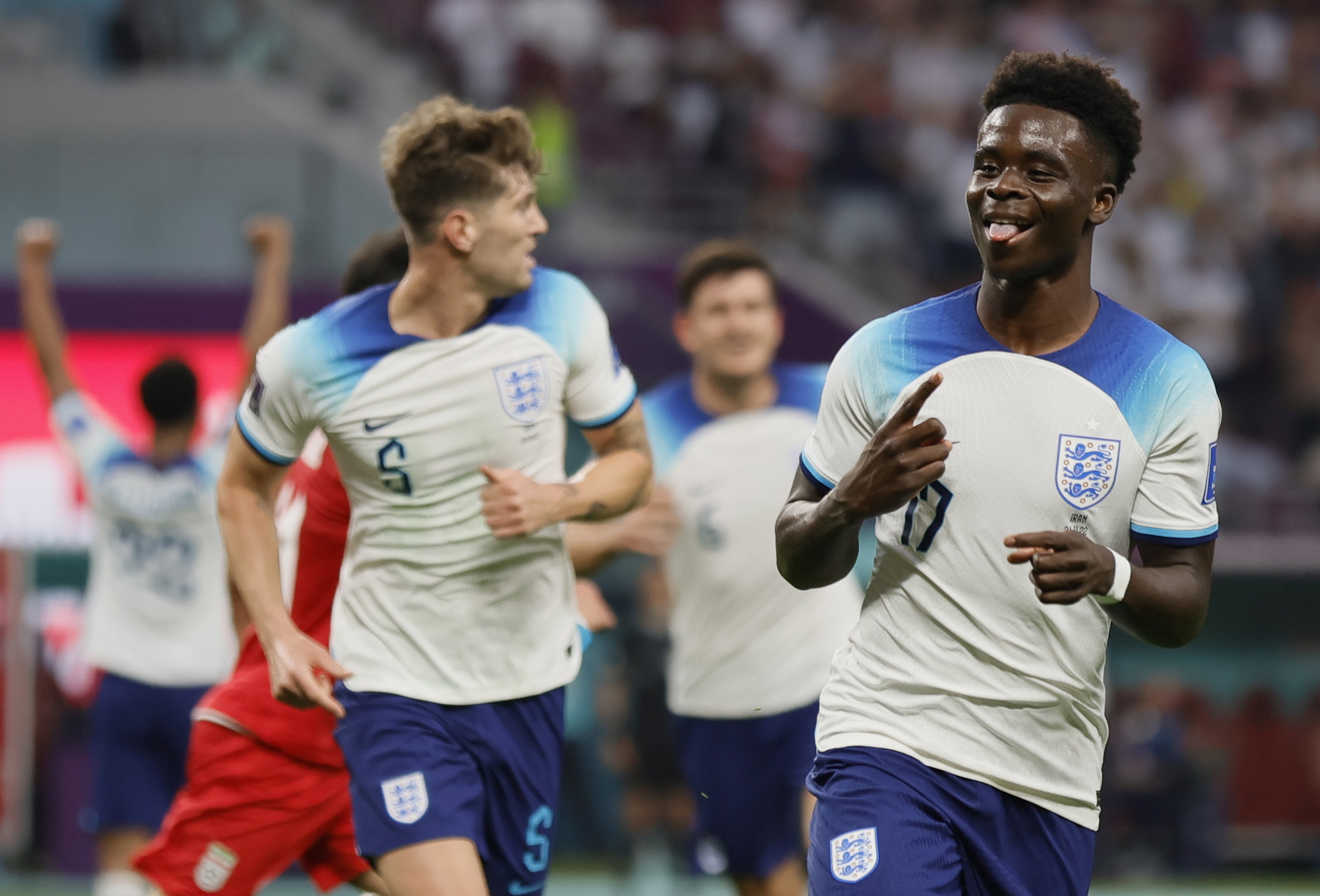 Doha (Qatar), 21/11/2022.- Bukayo Saka (R) of England celebrates after scoring the 2-0 during the FIFA World Cup 2022 group B soccer match between England and Iran at Khalifa International Stadium in Doha, Qatar, 21 November 2022. (Mundial de Fútbol, Catar) EFE/EPA/Ronald Wittek